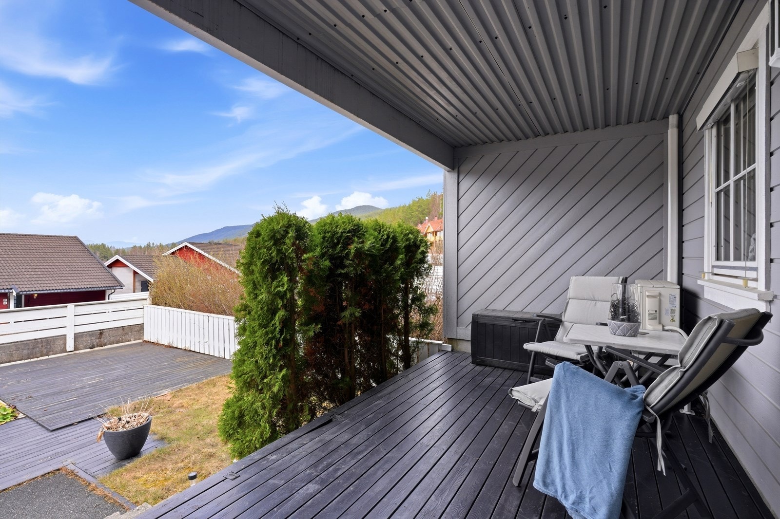 Den takoverbygde terrassen ved inngangspartiet er et hyggelig sted for en morgenkaffe. Galleribilde