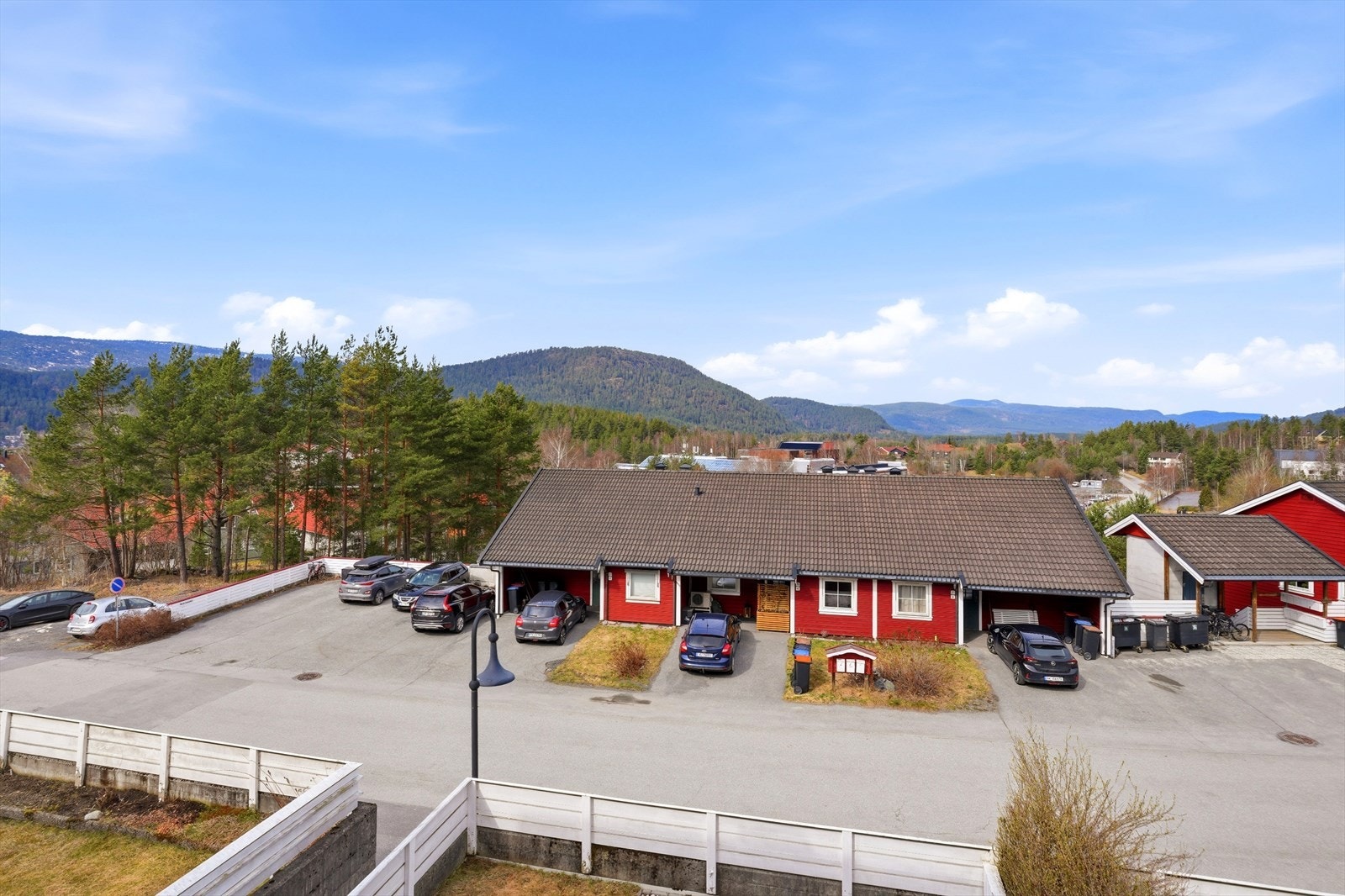 Med Raumyr skole kun 7 minutters gange unna og Tollumløkka nærmiljøanlegg like ved, er beliggenheten ideell for en aktiv familie. Galleribilde