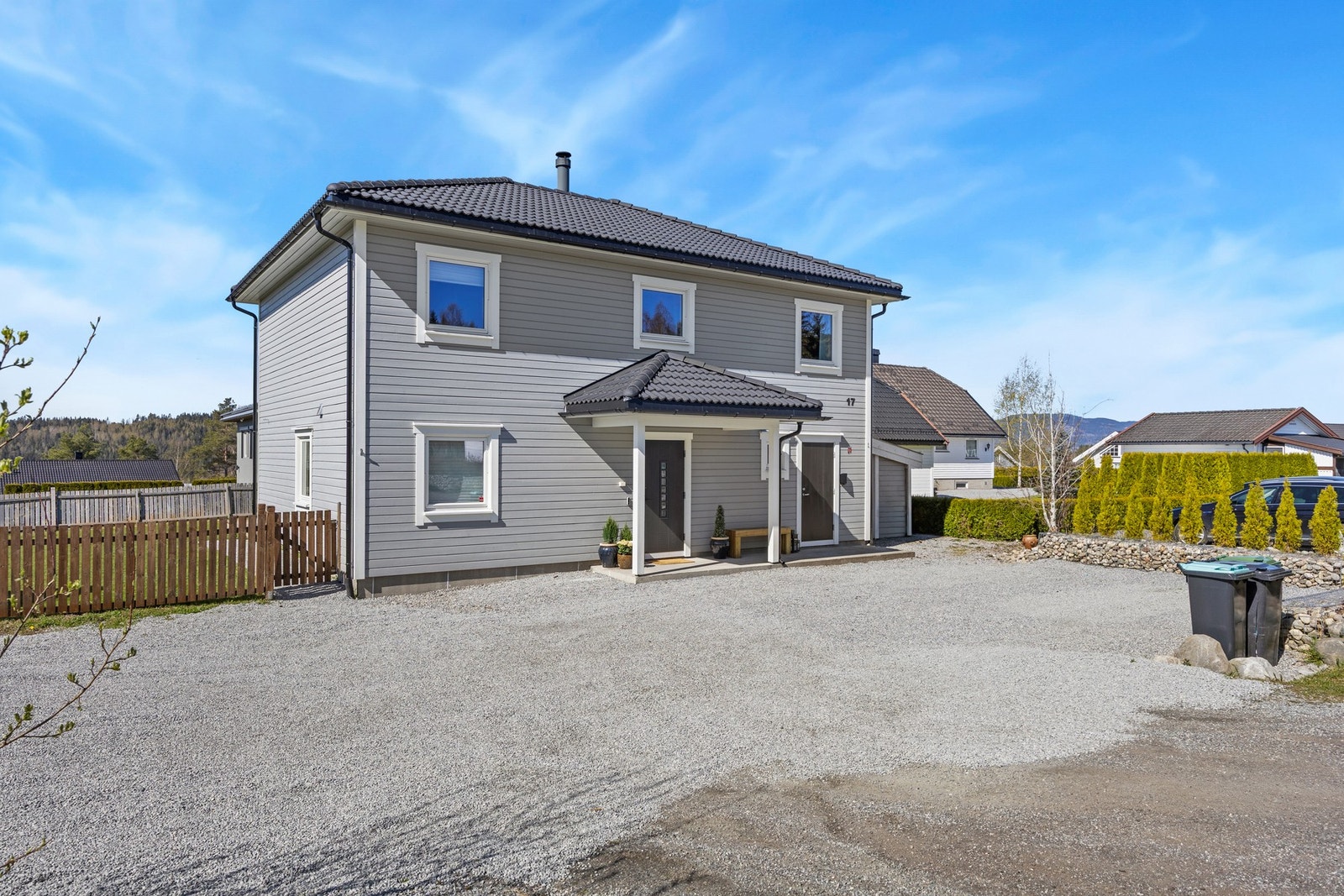 Boligen har parkering på egen gruslagt gårdsplass. Galleribilde