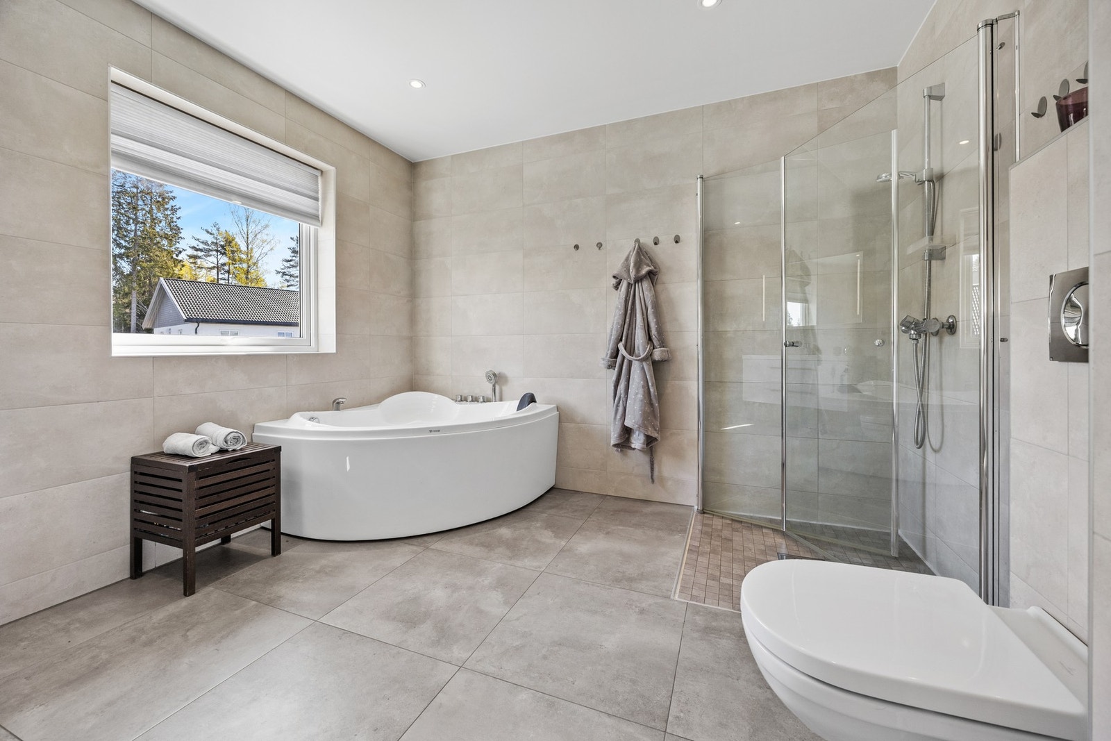 Badet i 2. etasje har i tillegg badekar. Galleribilde