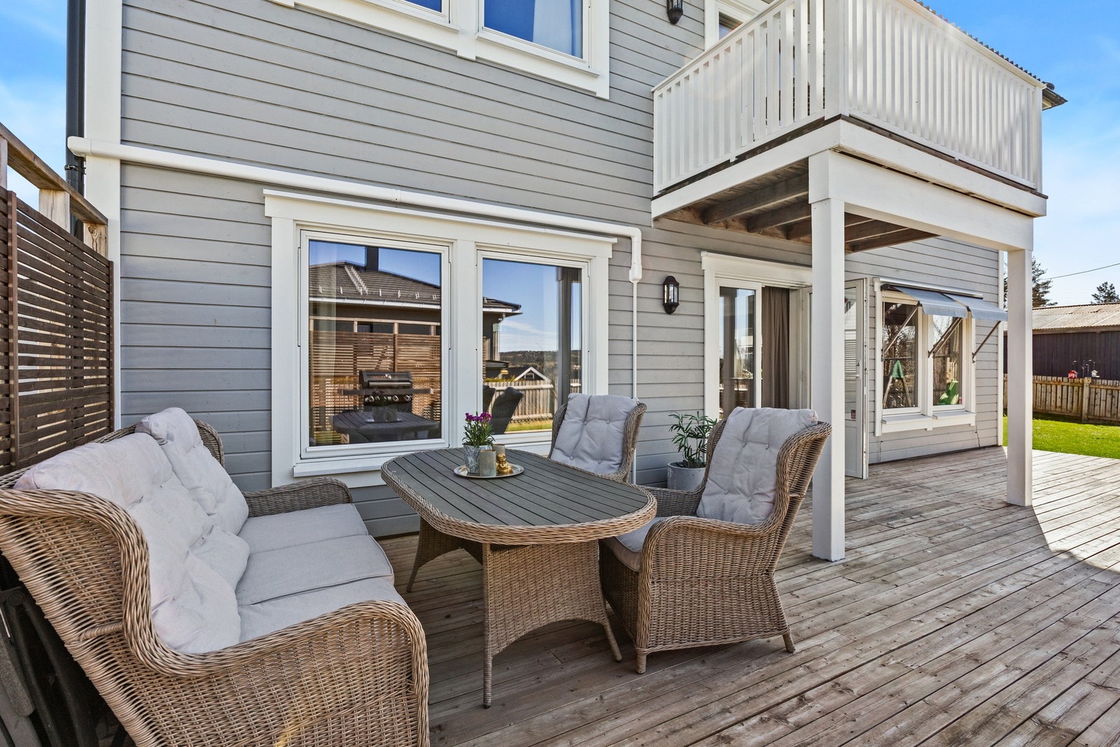 Fra stuen er det utgang til en stor terrasse på ca. 56 kvm med god plass til utemøblement og grill. Galleribilde