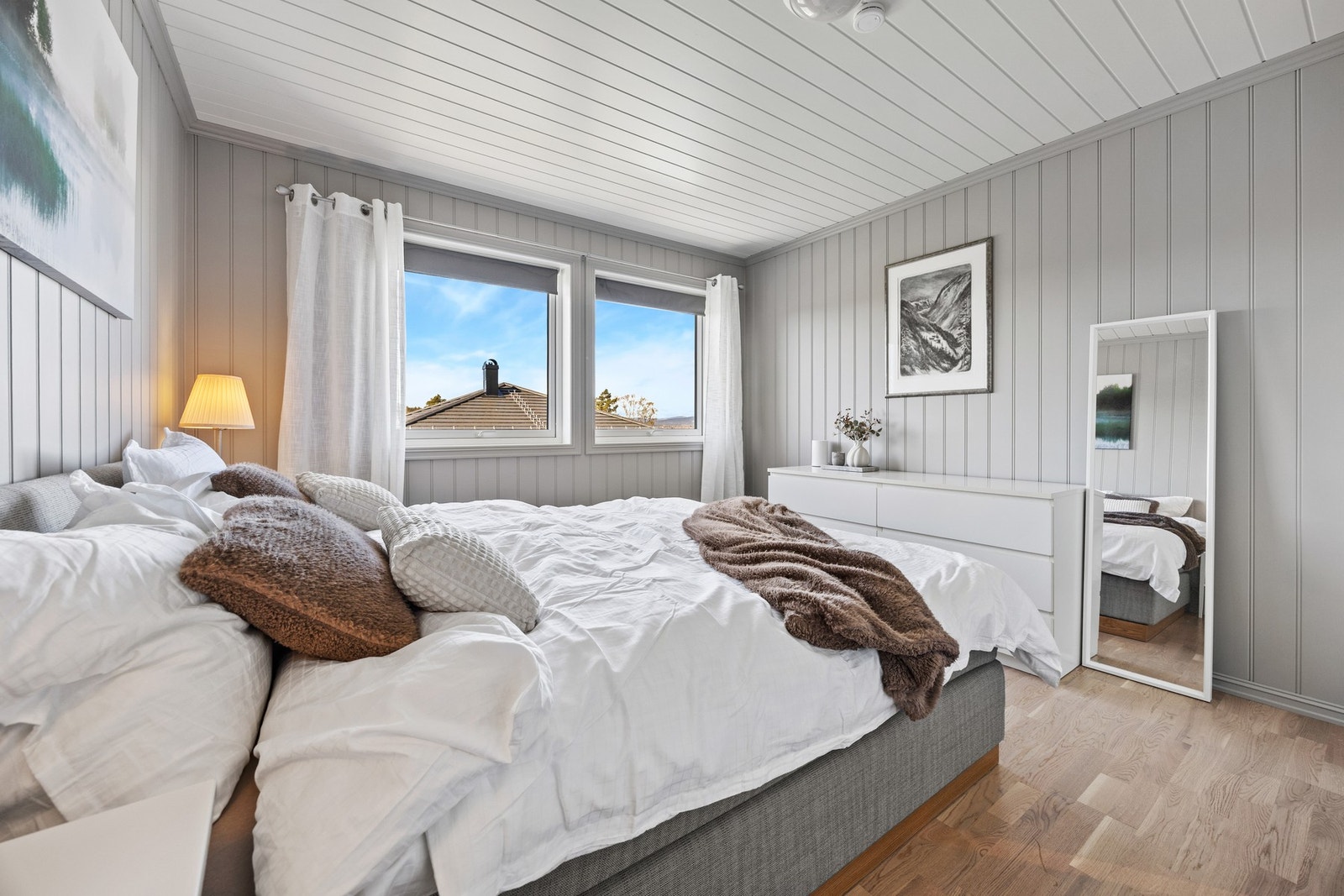 Rommene har trestavs parkett på gulv og malte veggflater. Galleribilde