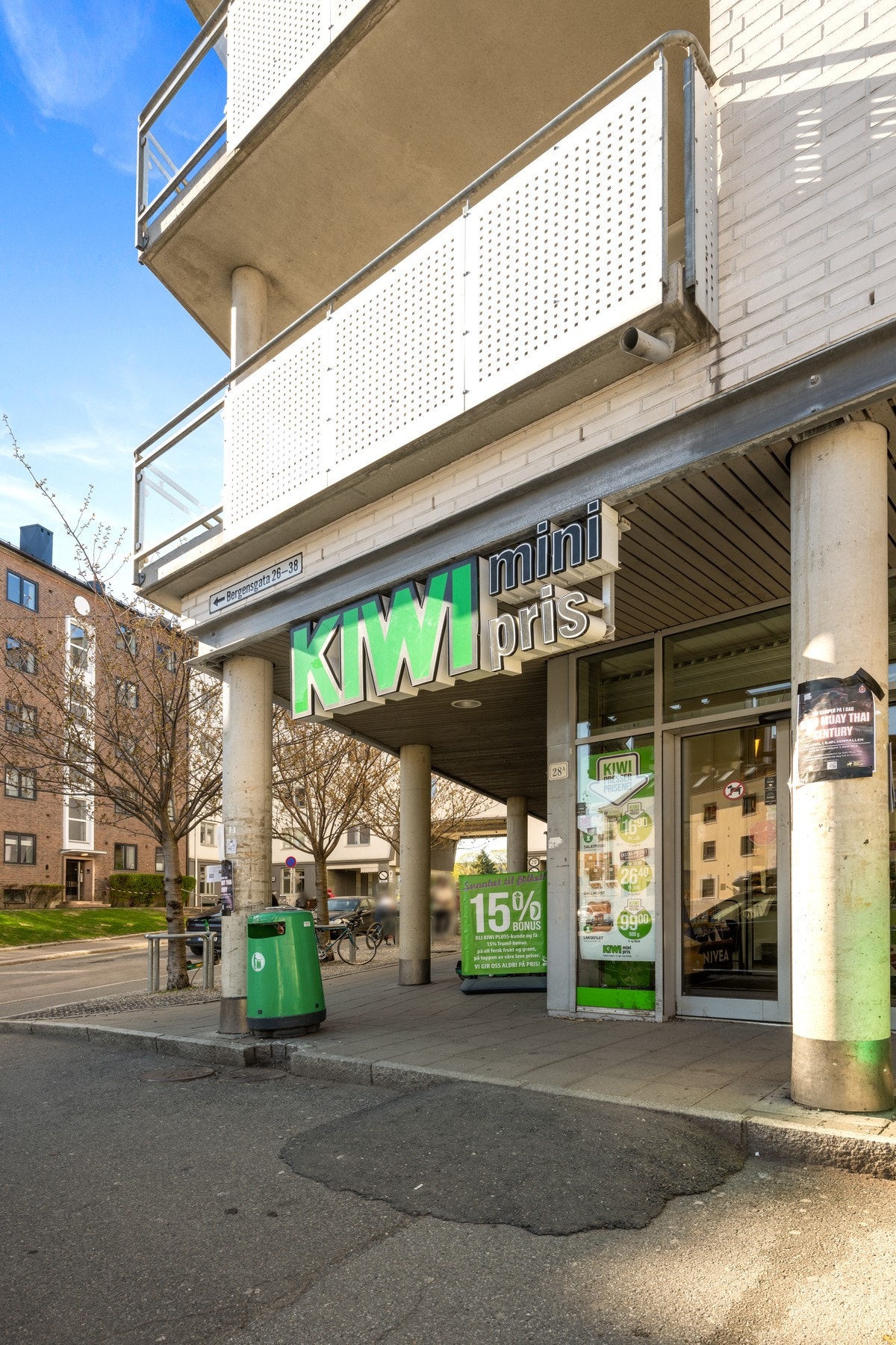 KIWI er i nabobygget. Rett over veien er bl.a REMA1000 og en stor Meny. Galleribilde