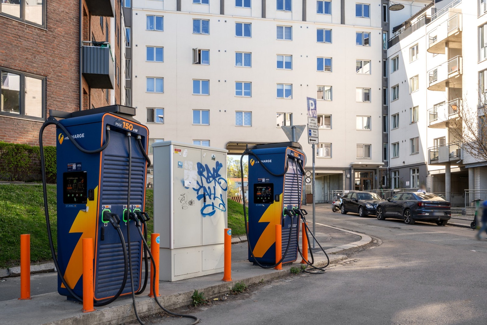 Borettslaget har noen parkeringsplasser til leie. Konferer megler dersom du er nysgjerrig. Galleribilde