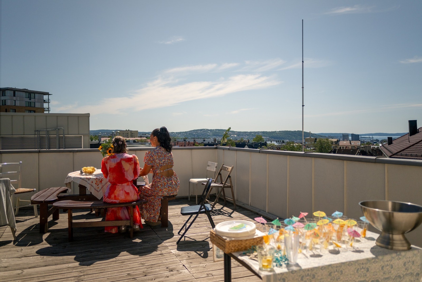 . . .en liten sneak-peek av felles takterrasse. Selger feiret midsommer her i fjor! Galleribilde