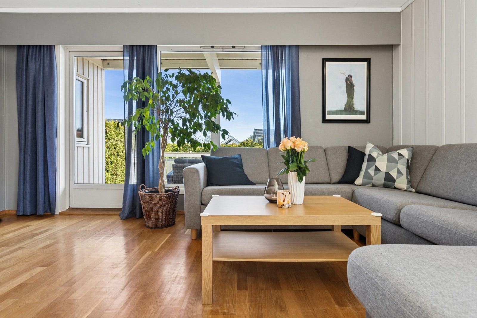 Stuen er romslig og lys med store vindusflater som slipper inn rikelig med dagslys. Galleribilde