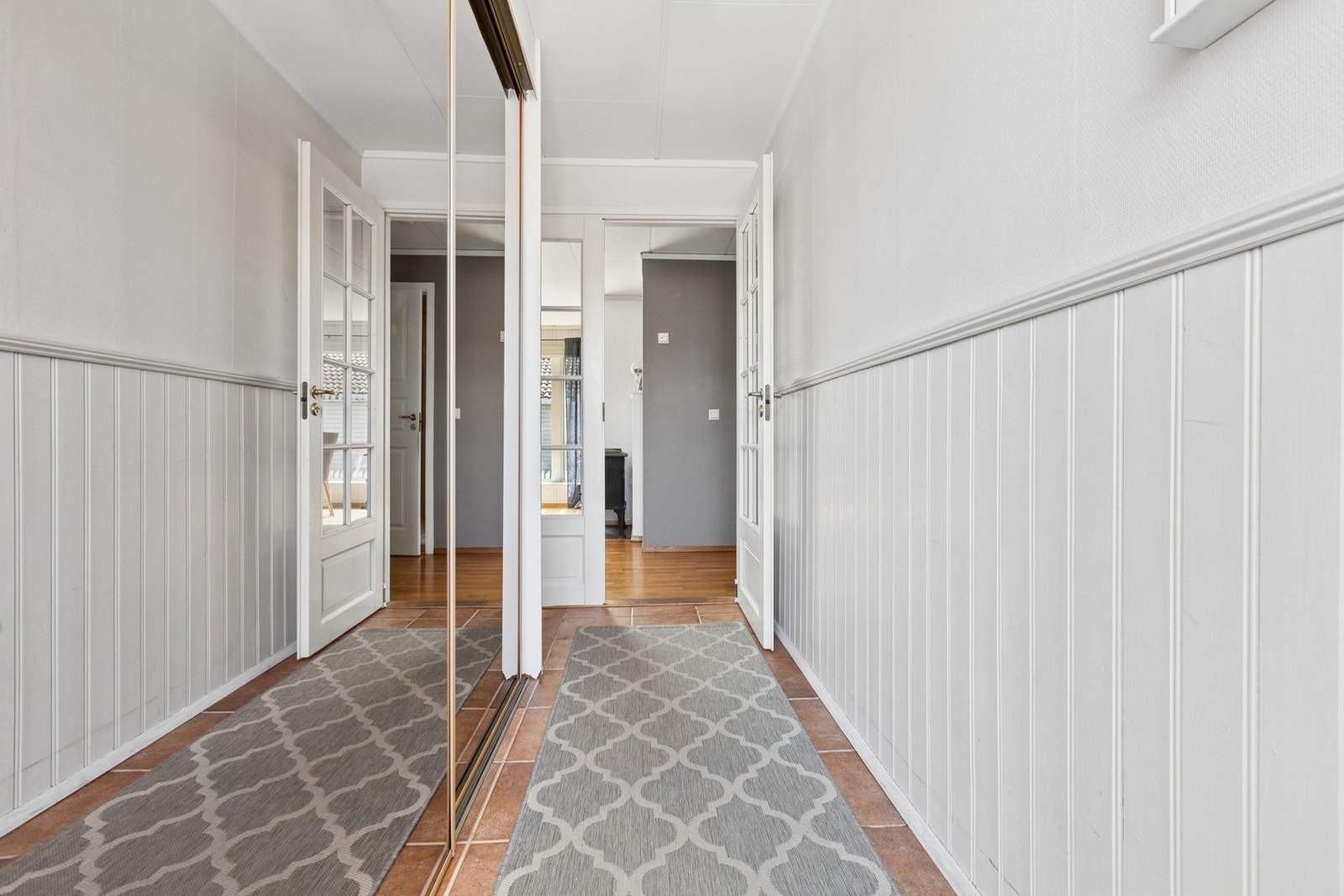 Her er det god plass til oppbevaring av yttertøy og sko, og inngangspartiet gir et ryddig og innbydende førsteinntrykk av boligen. Galleribilde