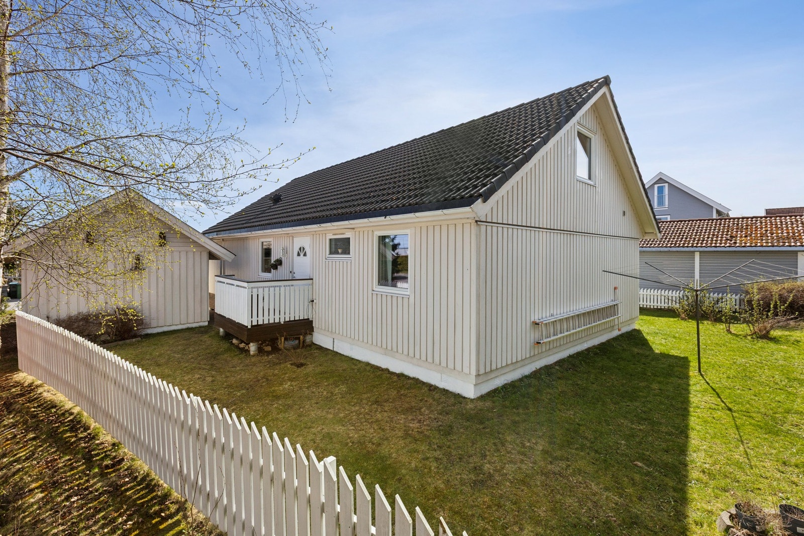 Romslig og flat tomt. Galleribilde