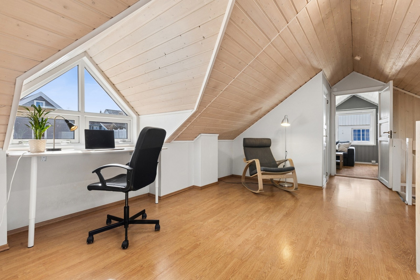 Loftsetasjen byr på en trivelig loftstue som kan brukes som ekstra TV-stue, ungdomsavdeling, lekerom eller kontorplass. Galleribilde