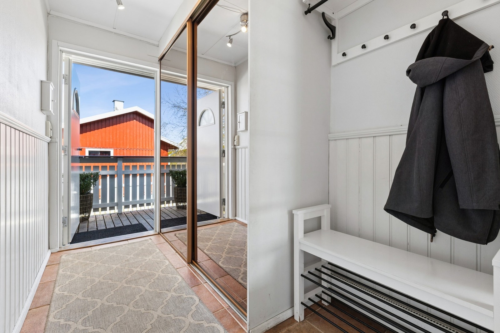 Boligen ønsker velkommen med en lys og praktisk entré med garderobeløsning i skyvedørsgarderobe. Galleribilde