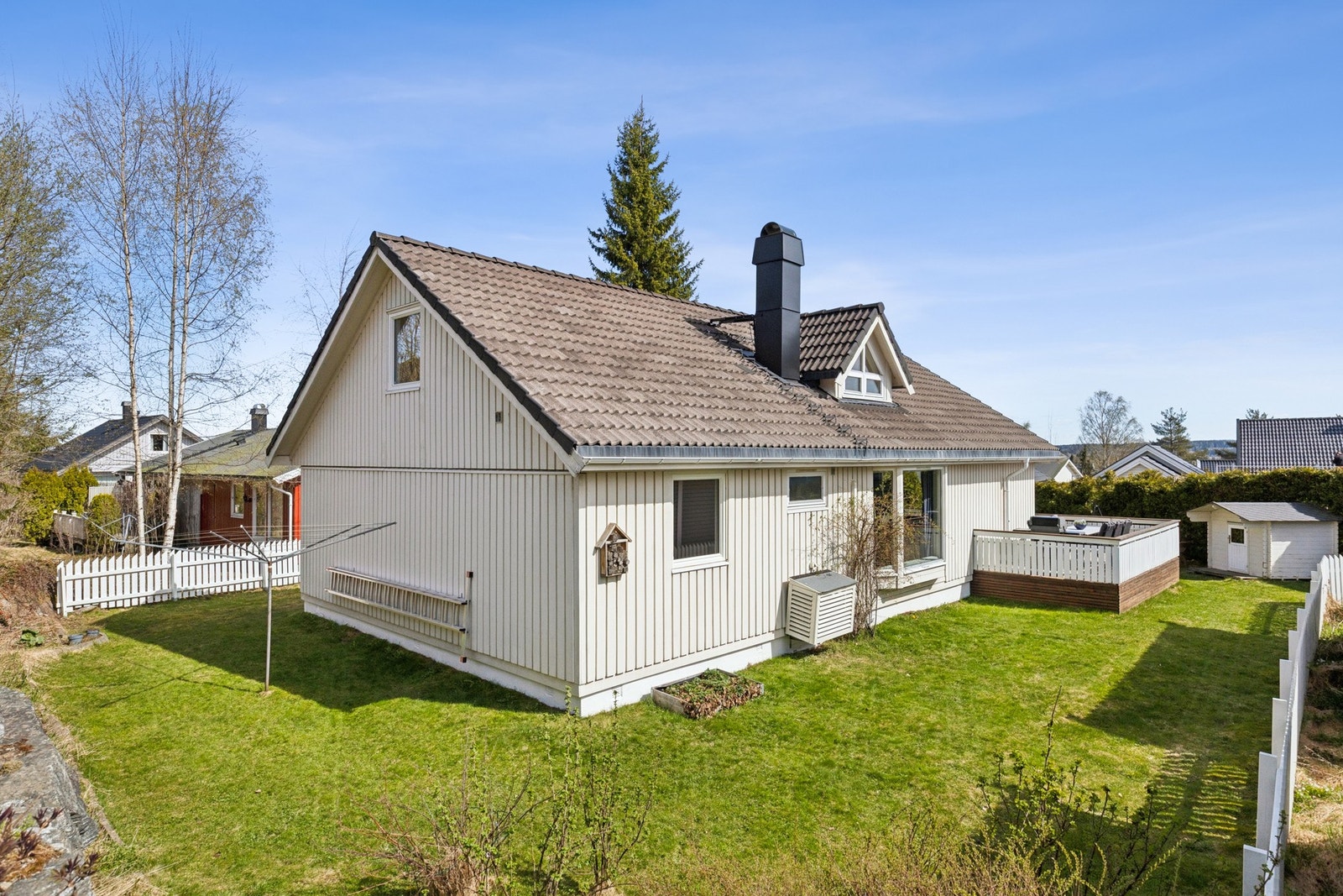 En innholdsrik enebolig over to plan med familievennlig planløsning, fire soverom, loftstue, garasje og fine uteplasser. Galleribilde