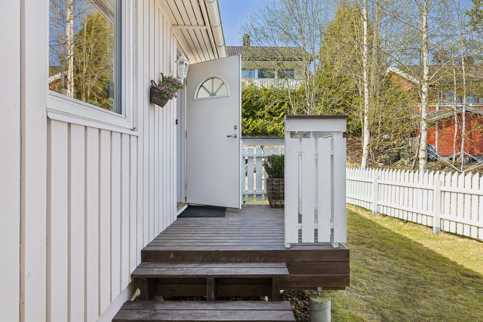 Her får man en bolig med gode bruksmuligheter både inne og ute, godt egnet for familien som ønsker plass, fleksibilitet og en etablert bolig i rolige omgivelser. Galleribilde