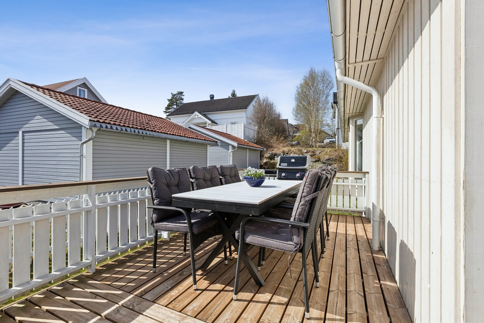 Verandaen har god plass til utemøbler og grill, og fungerer som en naturlig forlengelse av stuen i sommermånedene. Galleribilde