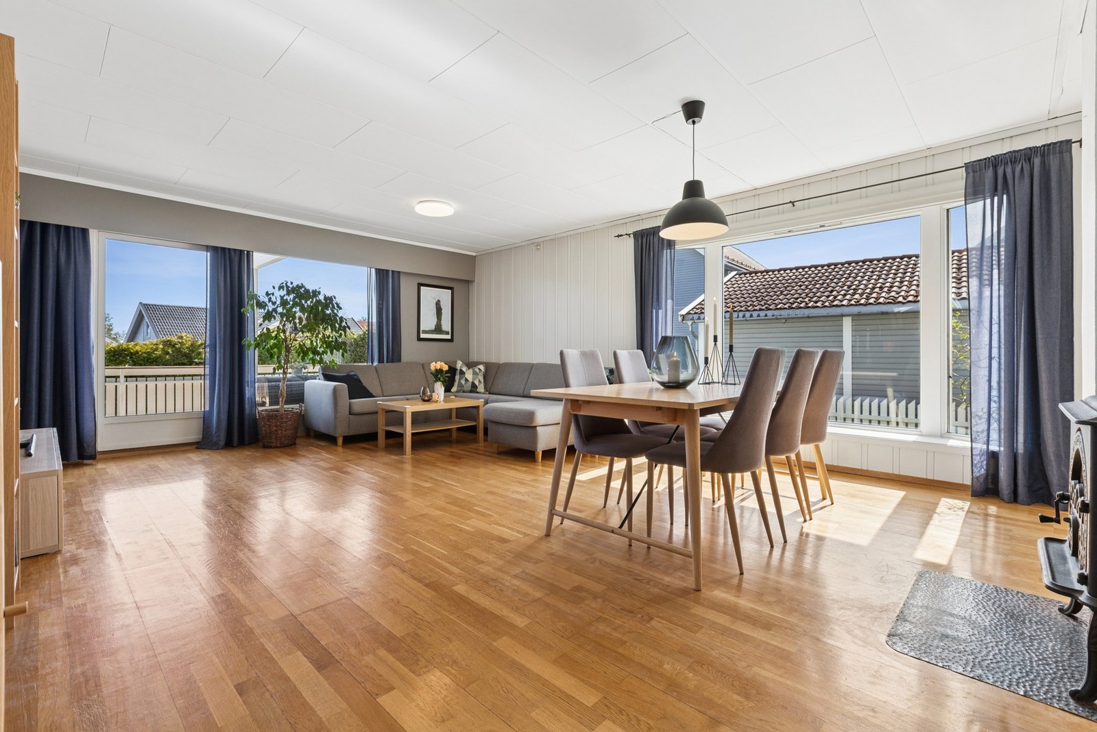 Boligen har lyse og romslige oppholdsrom, et praktisk kjøkken med spiseplass og en stor stue med vedovn og utgang til veranda. Galleribilde