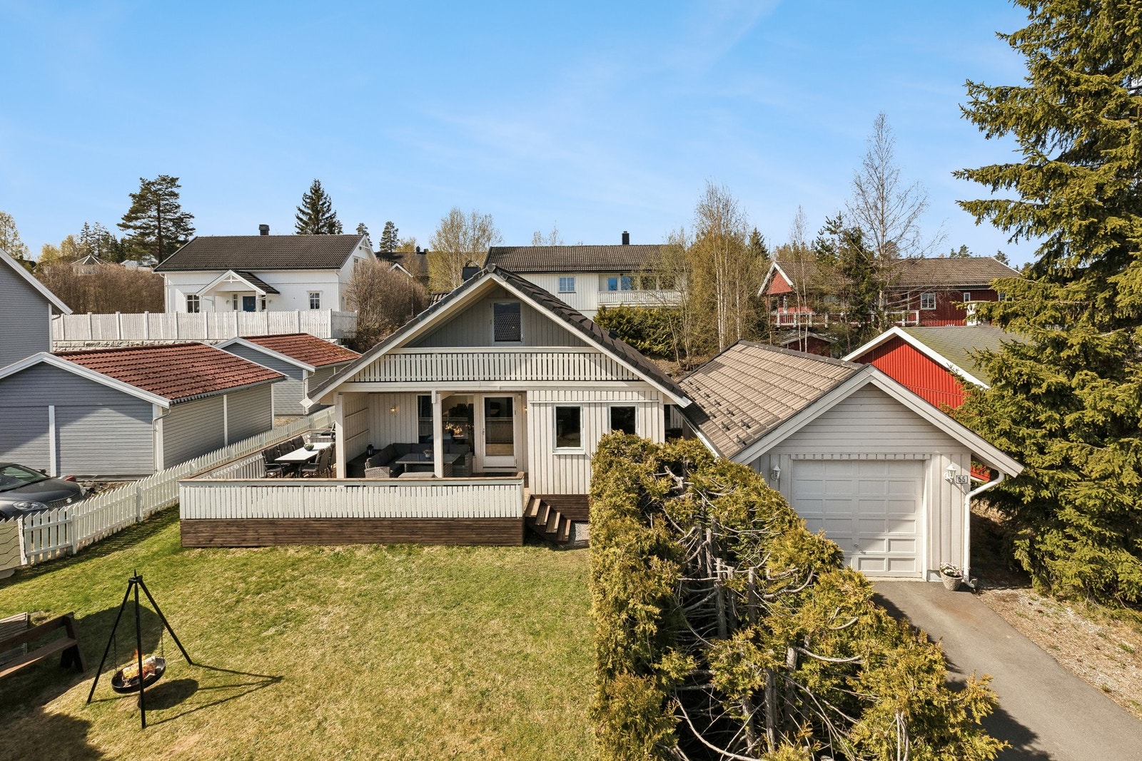 Den solrike hagen fremstår som pent opparbeidet med plenarealer og gode muligheter for lek, avslapning og sosiale sammenkomster. Galleribilde