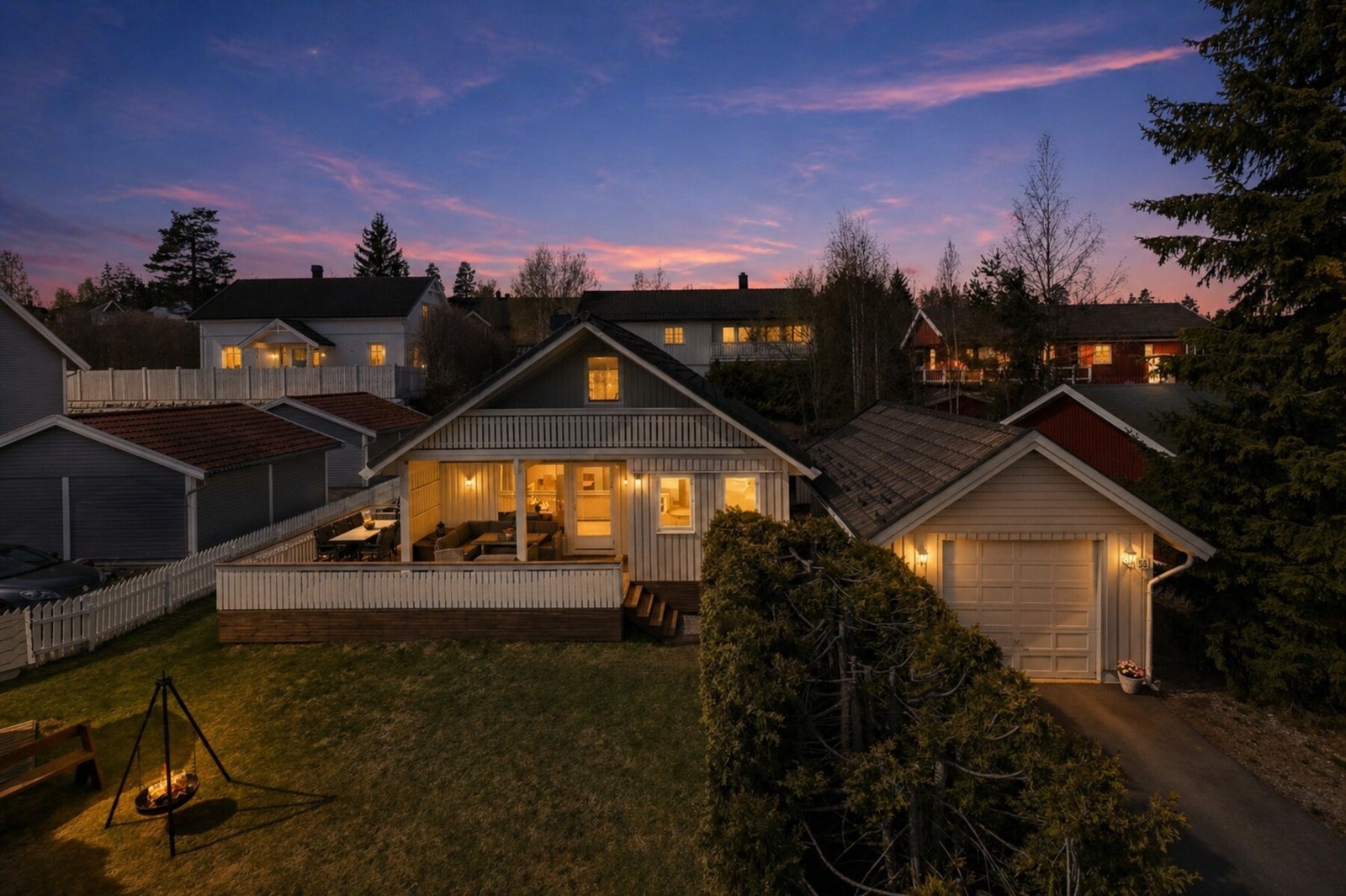 Praktisk familiebolig med garasje sentralt på Råholt - digitalt redigert til kveldstemning. Galleribilde