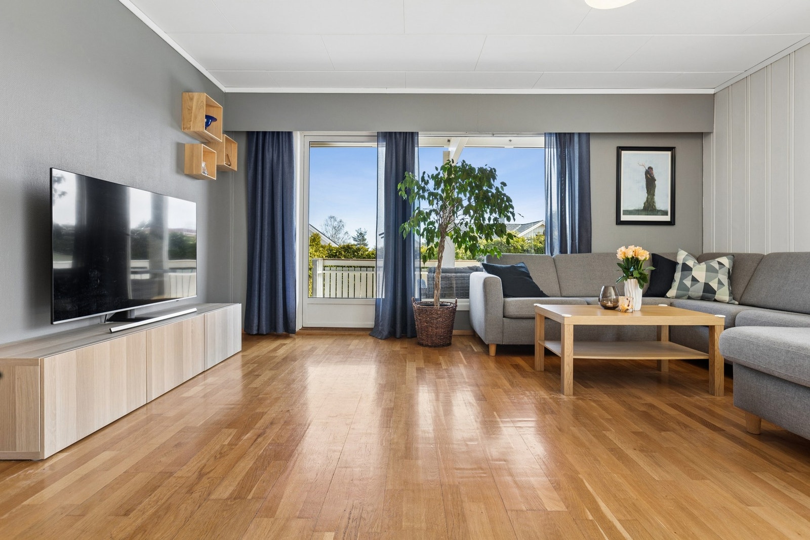 Fra stuen er det direkte utgang til veranda, som gir en fin forlengelse av oppholdsarealet i sommerhalvåret. Galleribilde