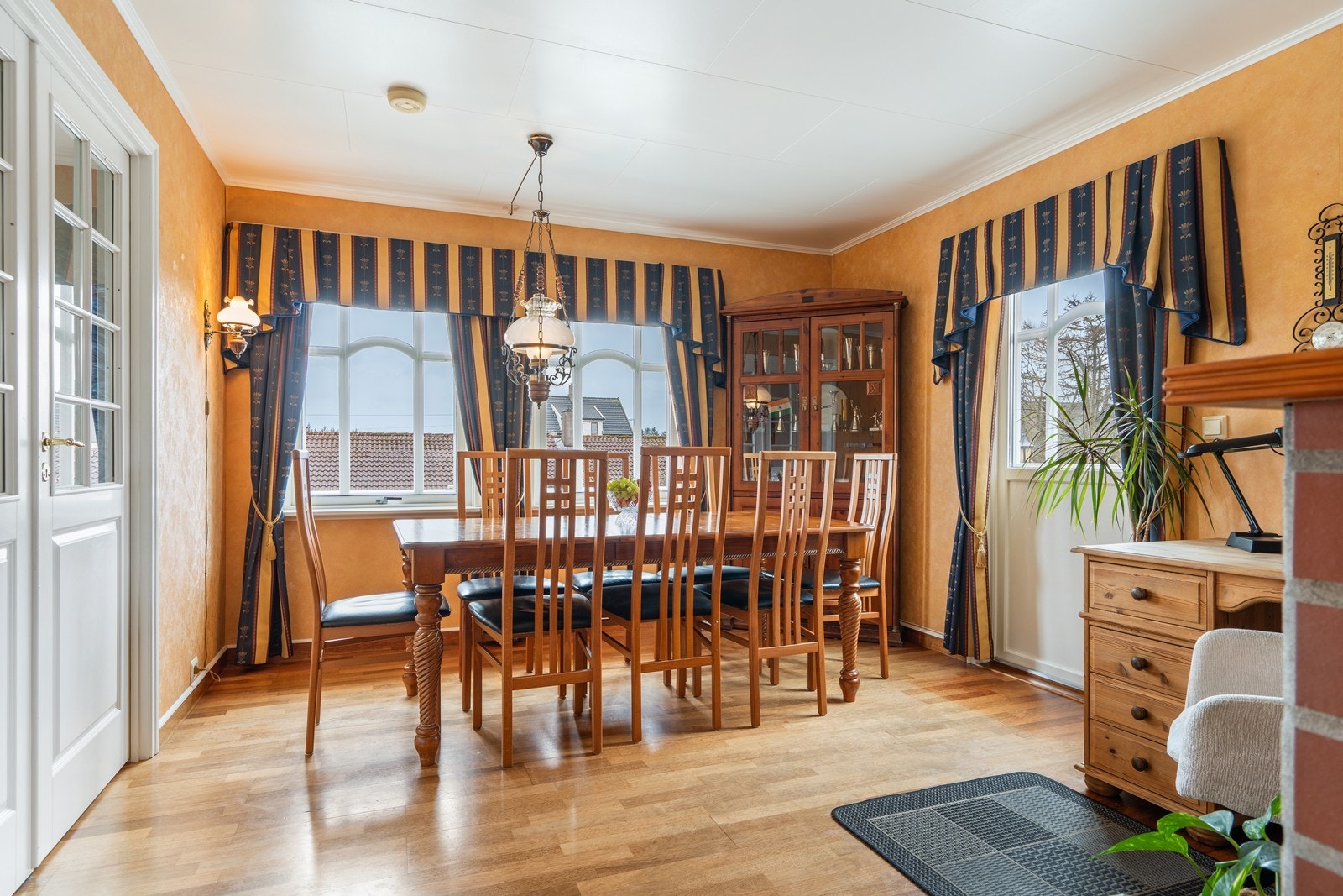 Kjøkken/allrommet har god plass til stort spisebord hvor du kan samle familie og venner til et bedre måltid Galleribilde