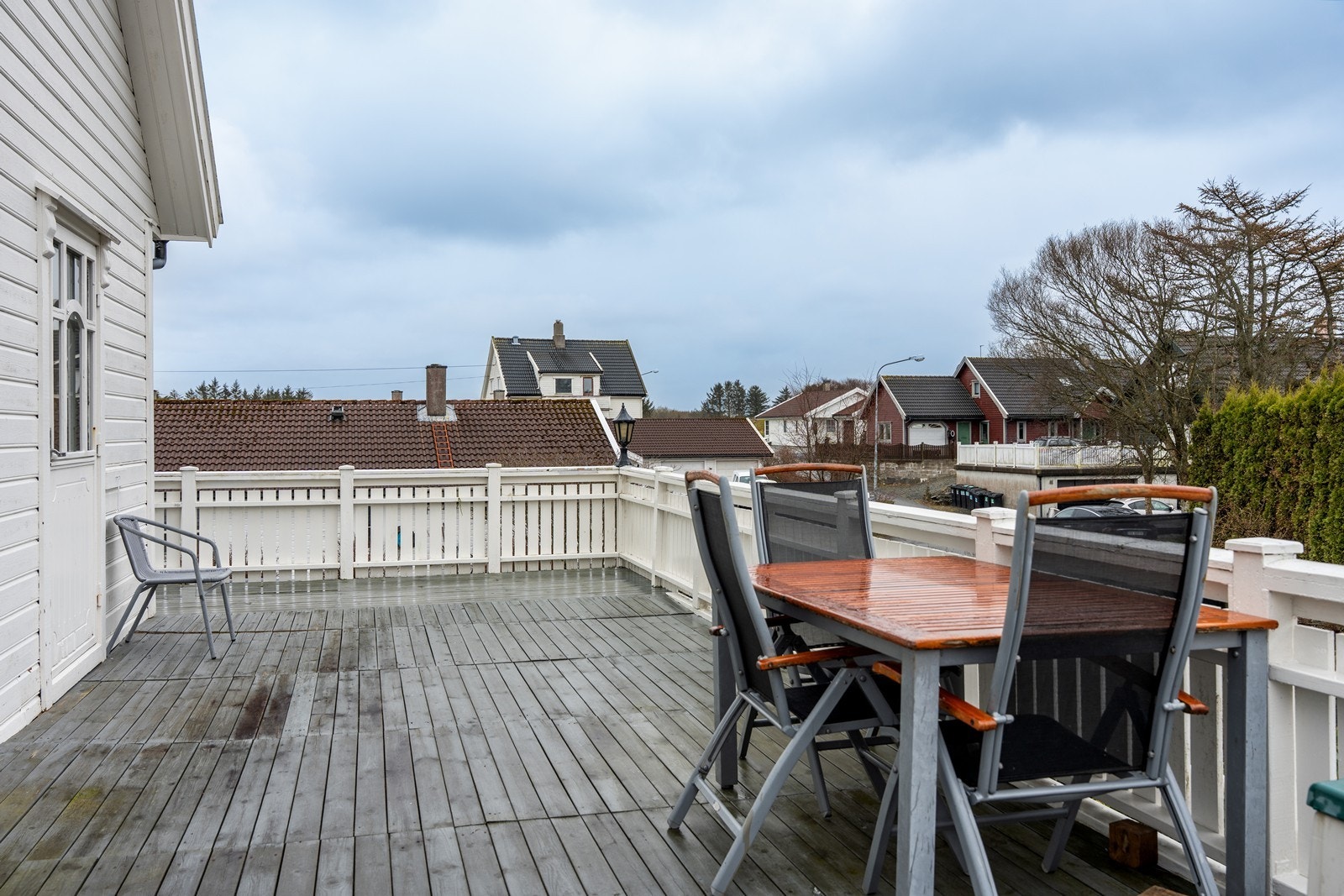 I 1. etasje er det en stor terrasse med god plass til ønsket utemøblement Galleribilde