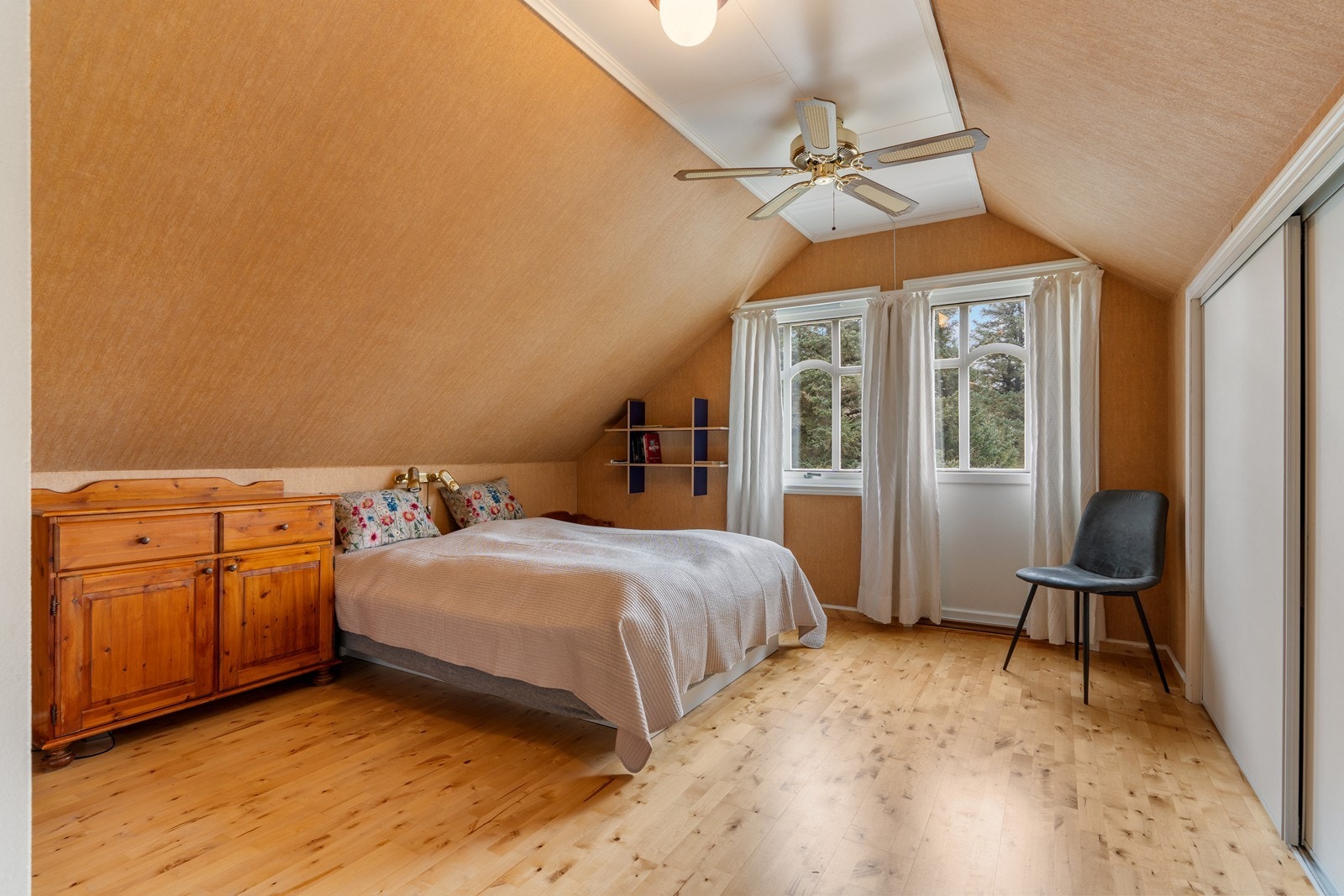Hovedsoverommet er romslig og har god plass til dobbeltseng med tilhørende nattbord, samt rikelig med oppbevaringsplass i skyvedørsgarderobe Galleribilde