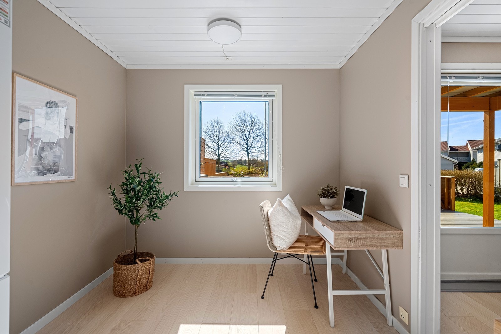 Det er også god plass til kjøkkenbord på kjøkkenet, noe som gjør rommet praktisk og funksjonelt i hverdagen. Galleribilde