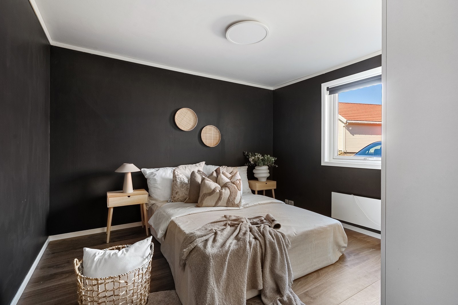 Soverommet er romslig og har god plass til seng og garderobe, med praktiske oppbevaringsmuligheter. Galleribilde