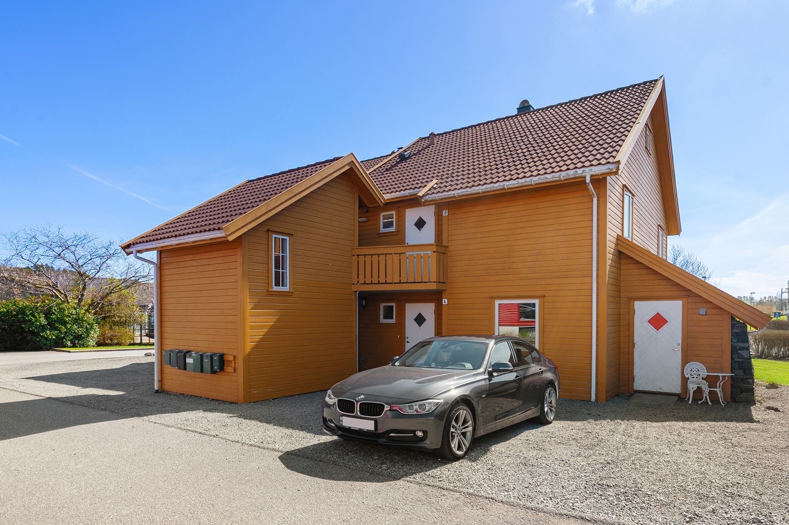 Eiendommen har en felles tomt som fremstår som pent og ryddig opparbeidet. Det er gode parkeringsmuligheter i gårdsrommet, og tilhørende elbil-lader gjør eiendommen godt tilpasset moderne behov. Galleribilde