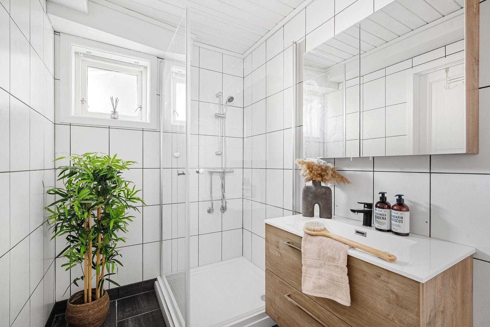 Badet er innredet med servant i underskap med speil over, samt toalett. Dusjkar med avløp direkte til sluk gir en funksjonell dusjløsning. Det er også opplegg for vaskemaskin med tilkobling for både vann og avløp. Galleribilde