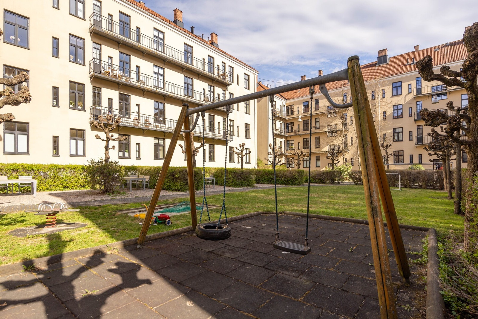 Tilbaketrukket og stille Galleribilde