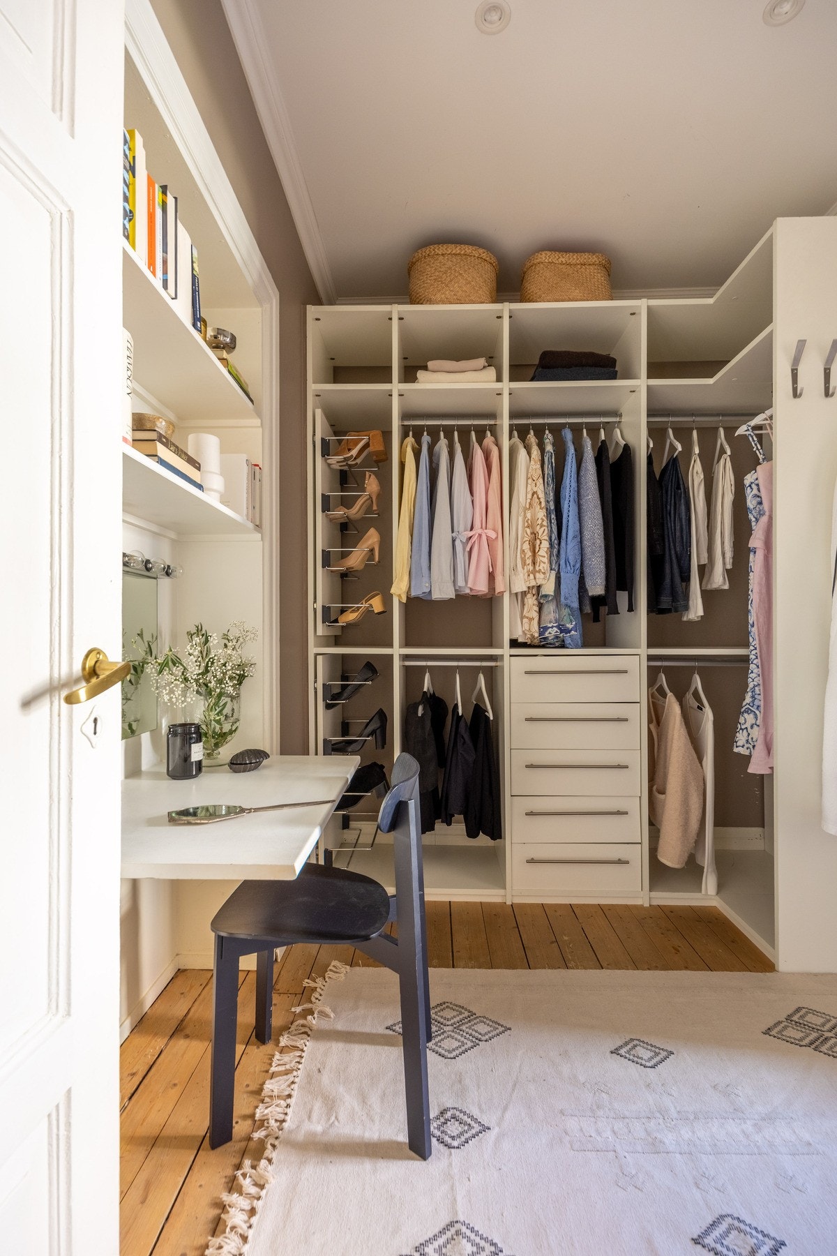 Stor walk-in med eget sminkebord Galleribilde