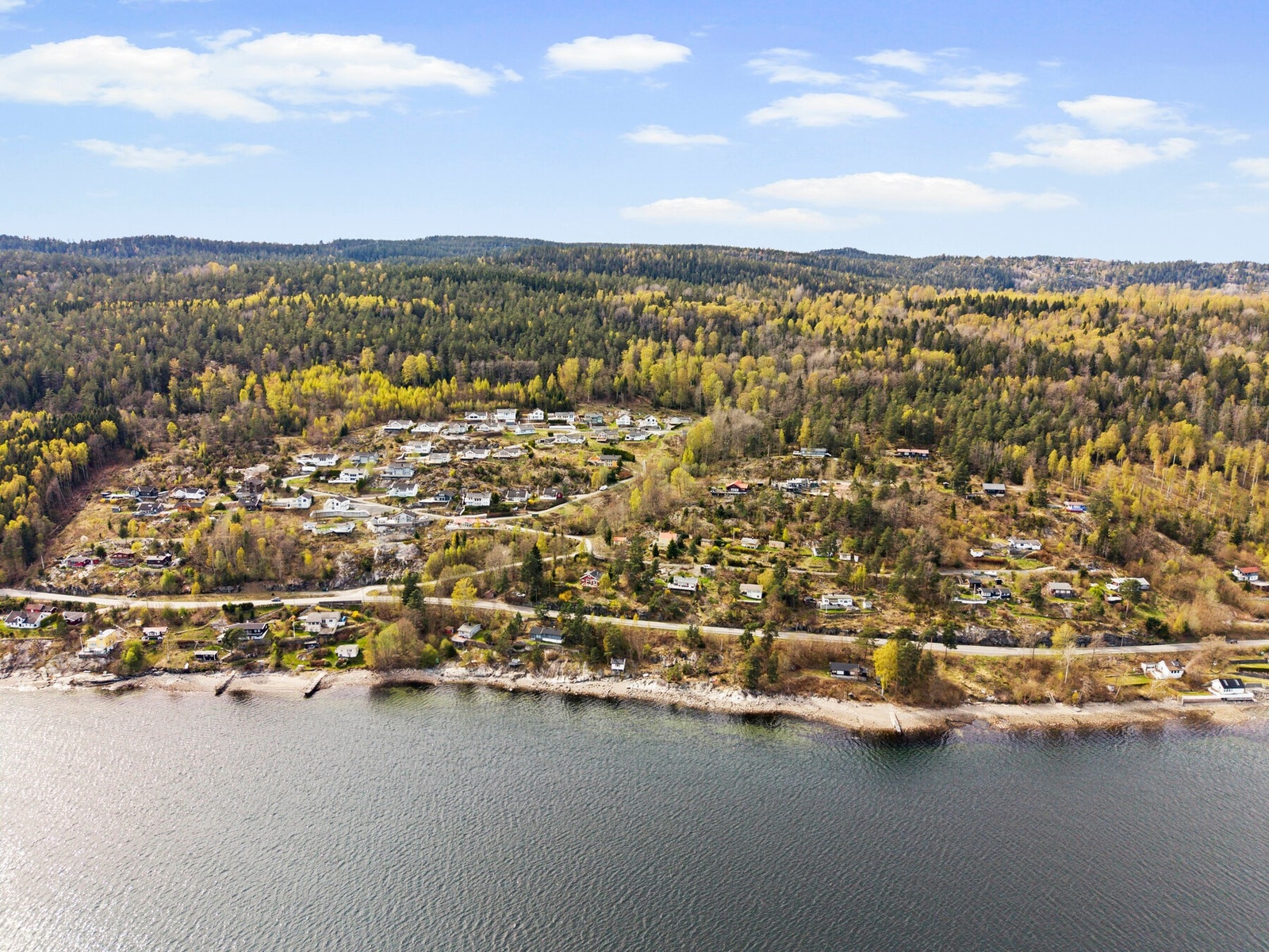 Fra hytta er det kun en kort rusletur til sjøen, hvor velforeningen disponerer felles strand og båtplasser Galleribilde