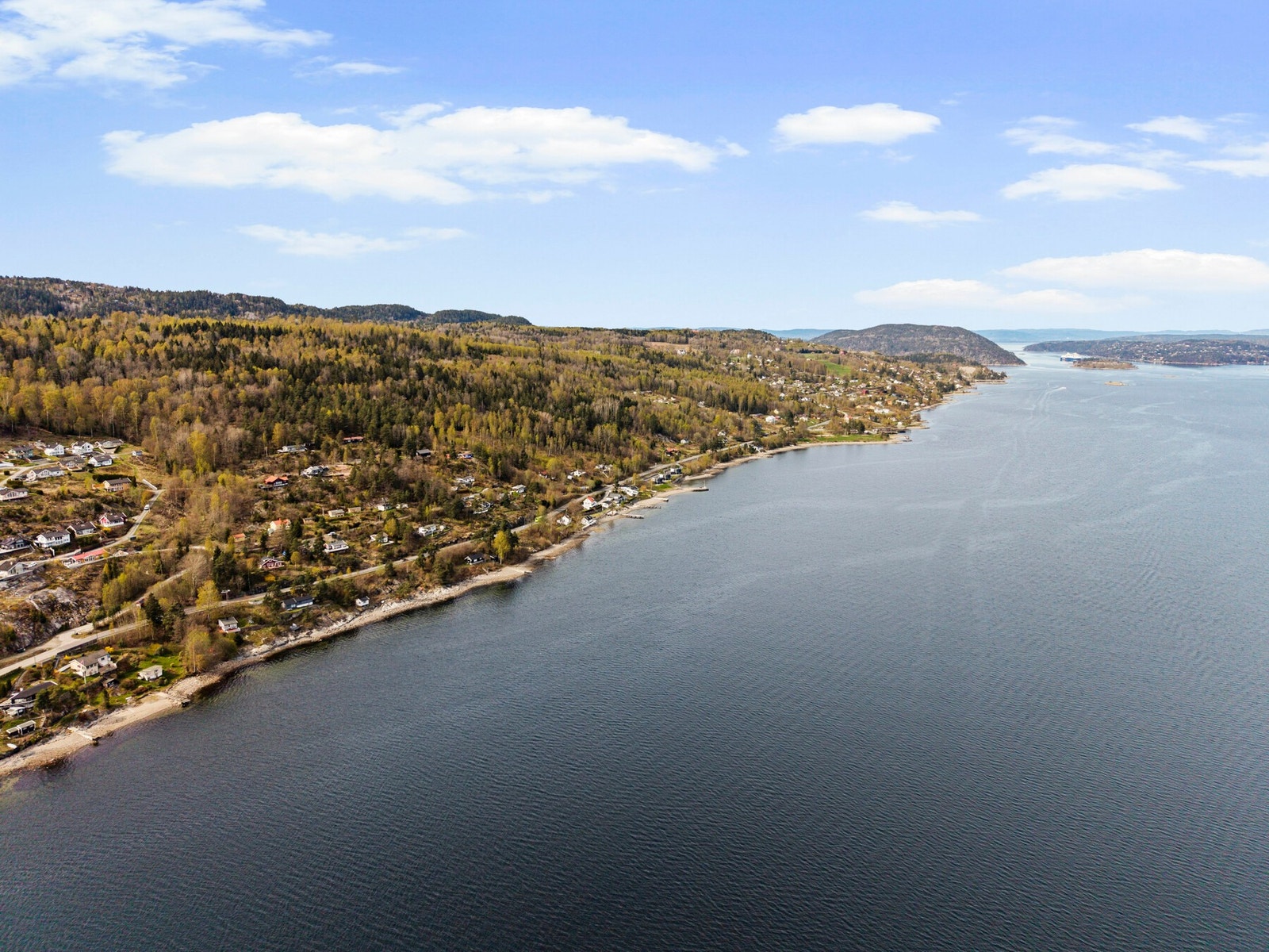 En kort kjøretur unna finner du populære sommersteder som Holmsbu og Drøbak, med butikker, iskiosker, badepark, marked og kino Galleribilde
