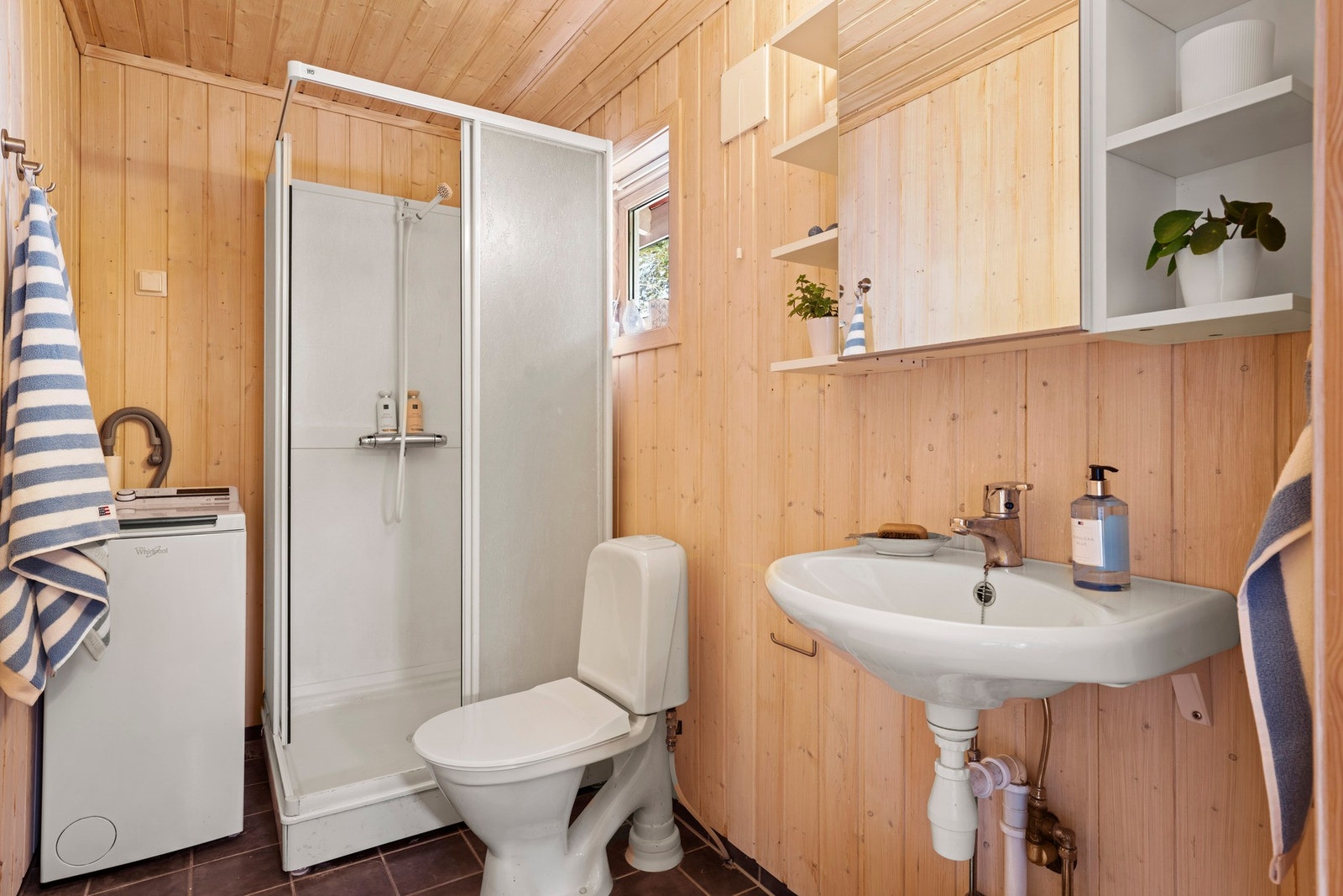 Badet har flislagt gulv med varmekabler, som gir god komfort. Plass til vaskemaskin Galleribilde