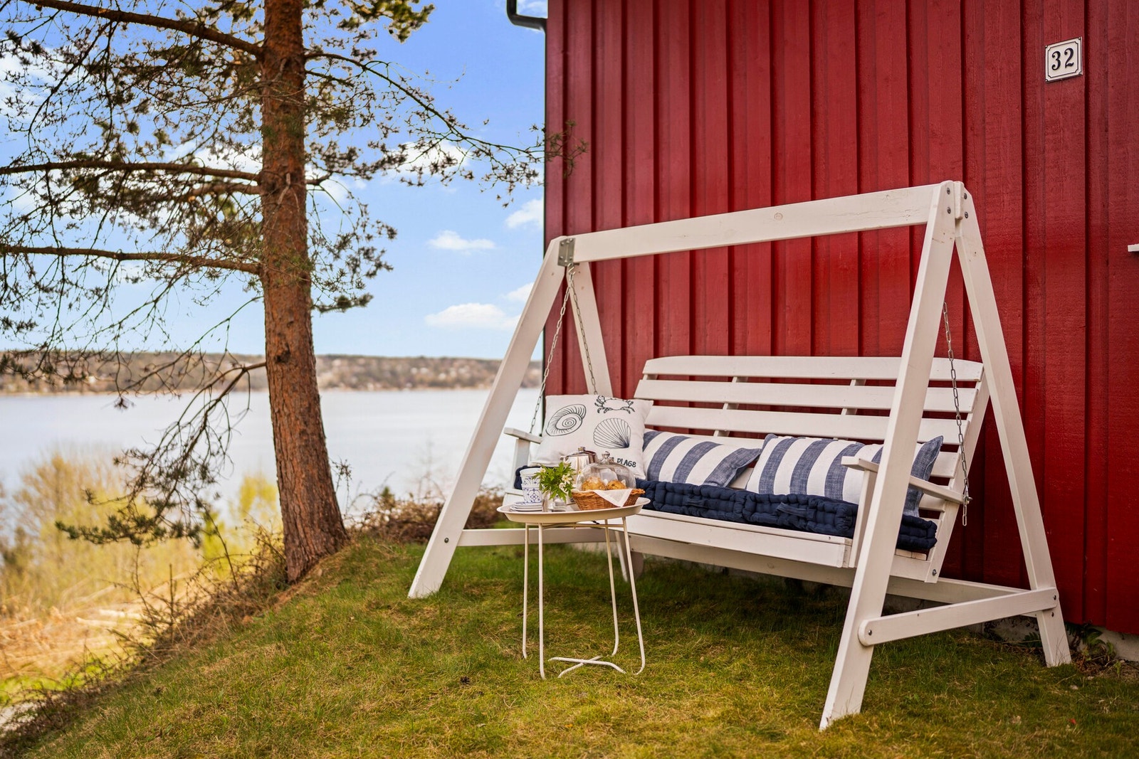 Morgensol med morgenkaffe i hammocken på forsiden av huset Galleribilde
