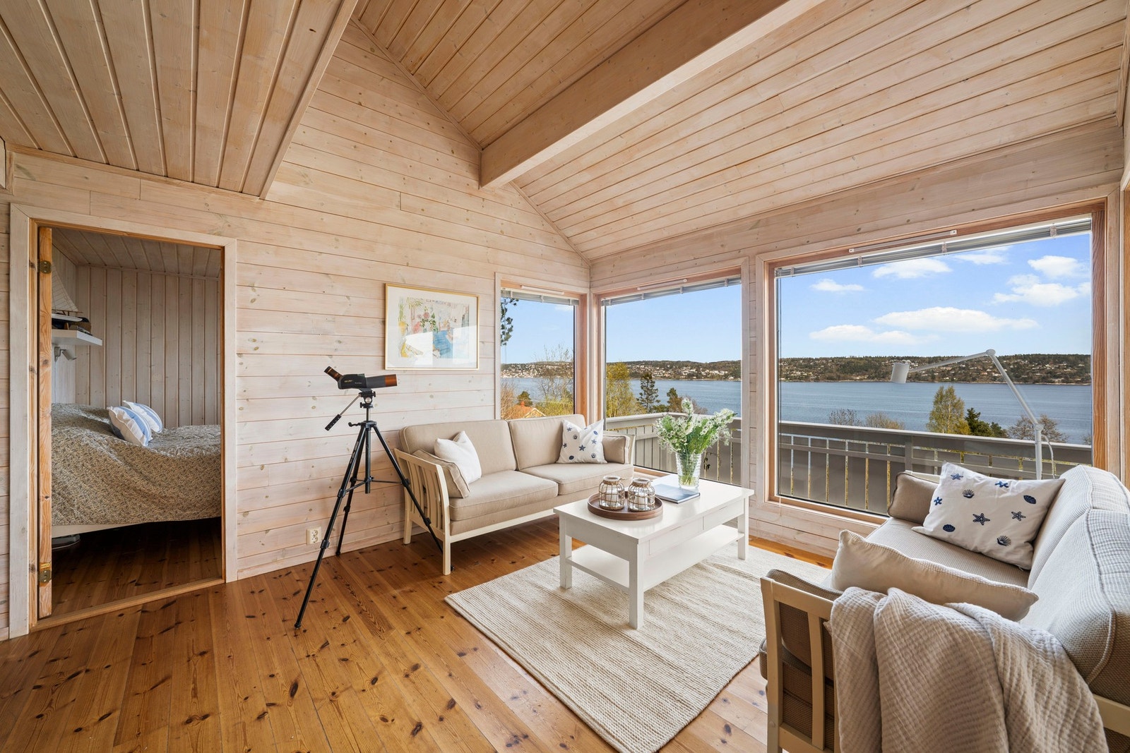 Høyt under taket og storslått panoramautsikt fra Drøbak til Son Galleribilde