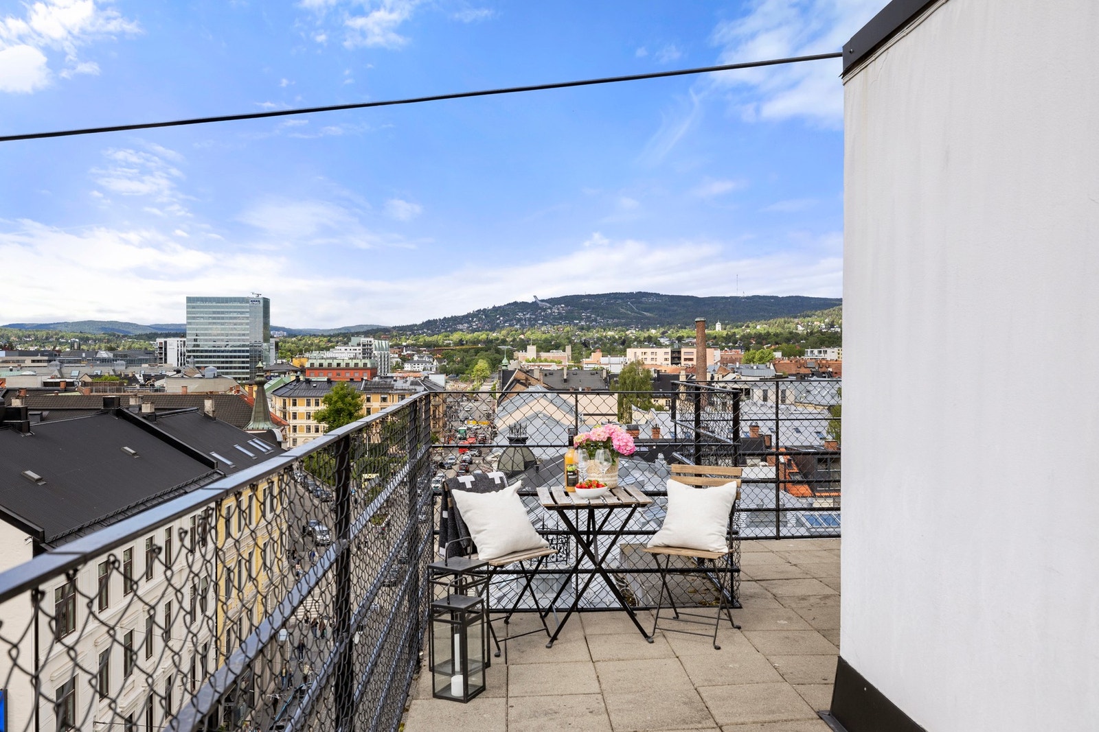 Borettslaget har en flott felles takterrasse med utmerkede solforhold. Foto: Mads Petter Karlsen. Galleribilde