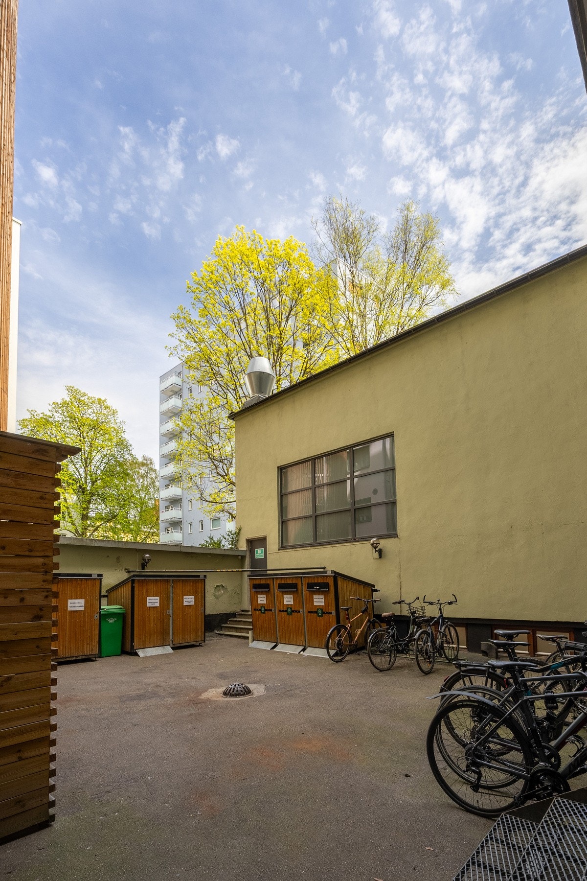 Felles bakgård. Galleribilde