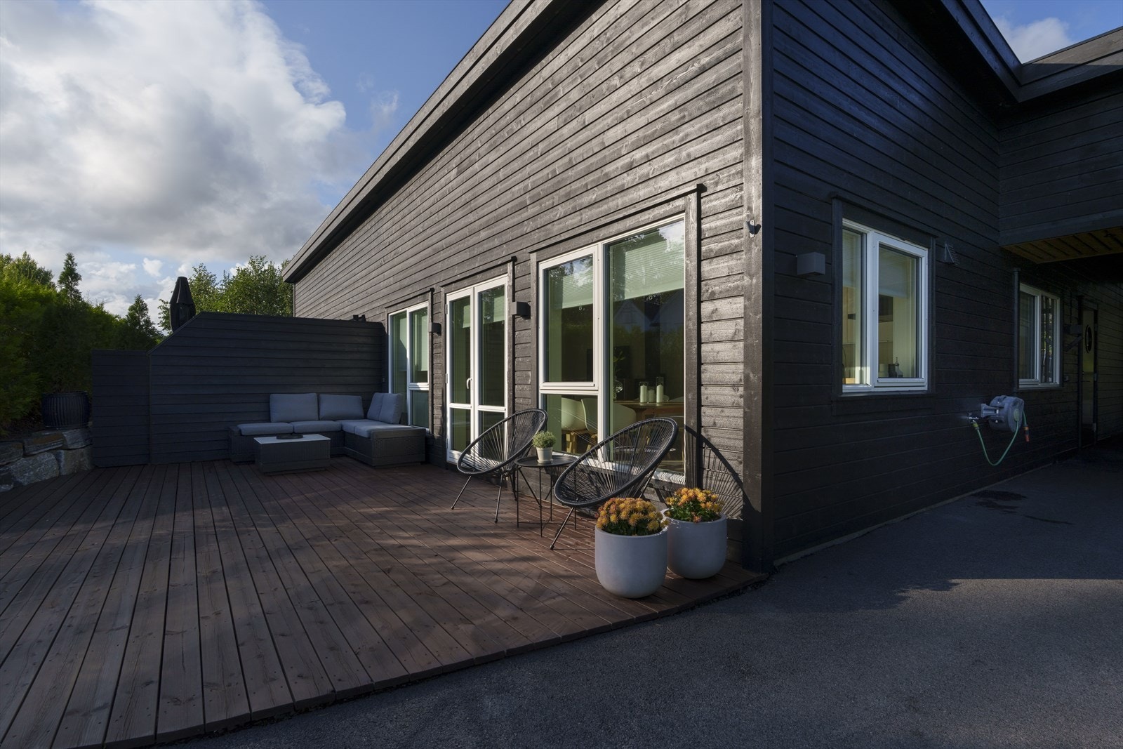 Stuen forlenges av en flott markterrasse på ca. 29 kvm. Galleribilde