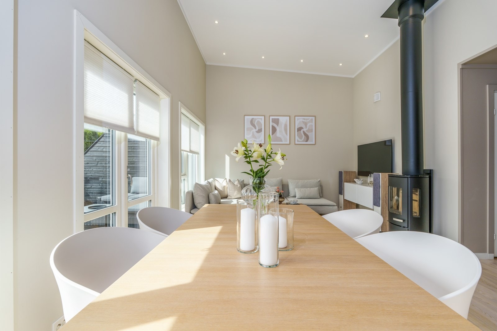Dagslyset i stuen suppleres ypperlig downlights rundt hele himlingen. Galleribilde
