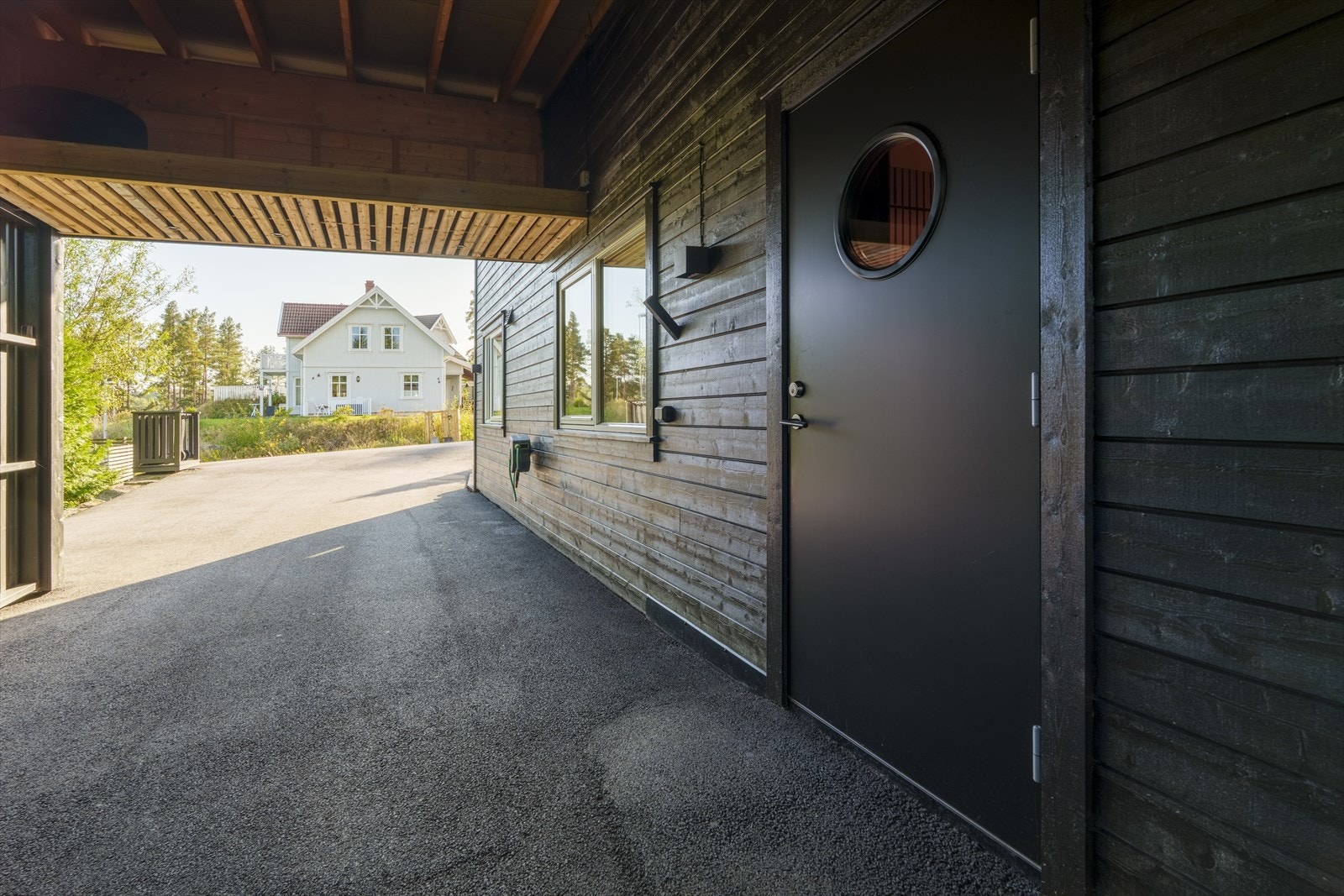 Boligen har trappefri inngang i en asfaltert carport med innlagt strøm. Galleribilde
