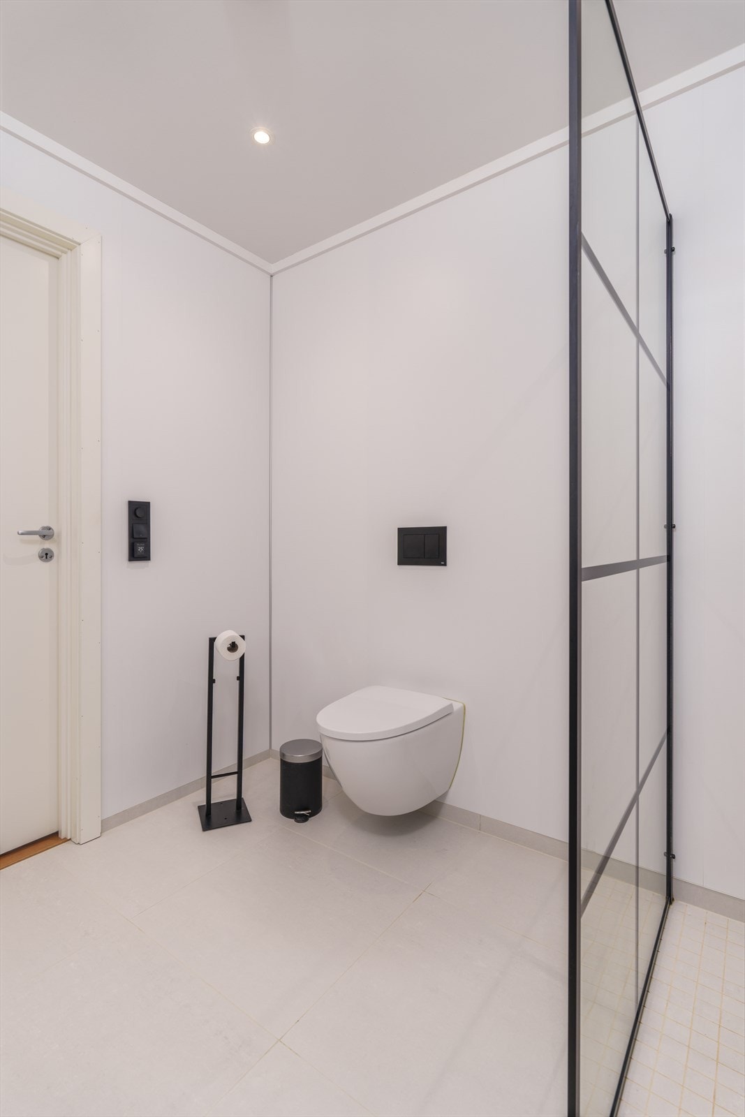 Varme er lagt i gulvet, og badet har downlights og vegghengt toalett. Galleribilde
