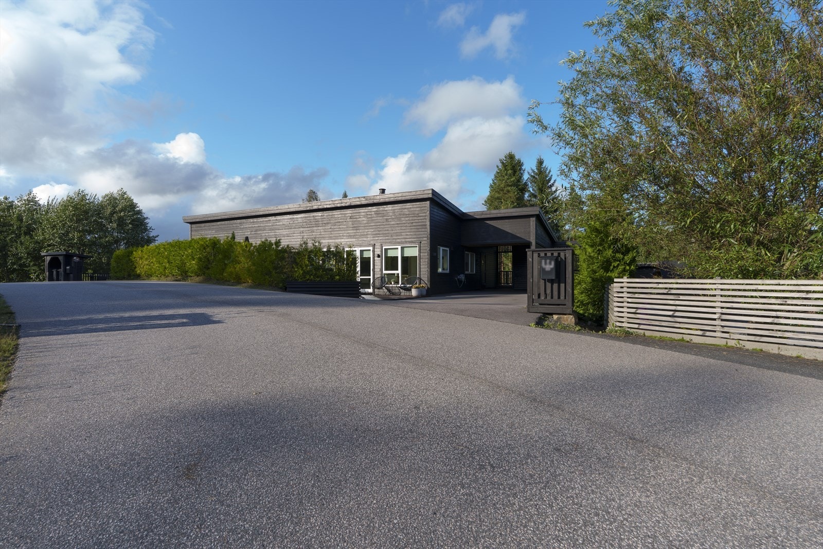Beliggenheten er ideell for familier, i trygge omgivelser med kort gangavstand til skole, barnehage og dagligvare. Galleribilde