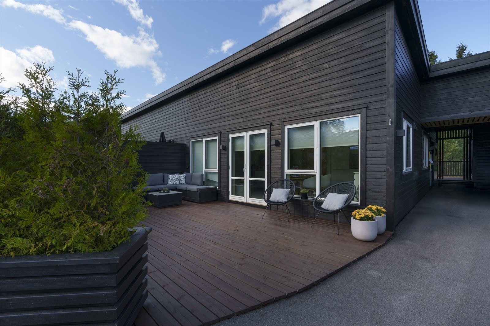 Siden uteplassene ligger på hver sin side kan man enkelt flytte seg etter solen gjennom dagen. Galleribilde