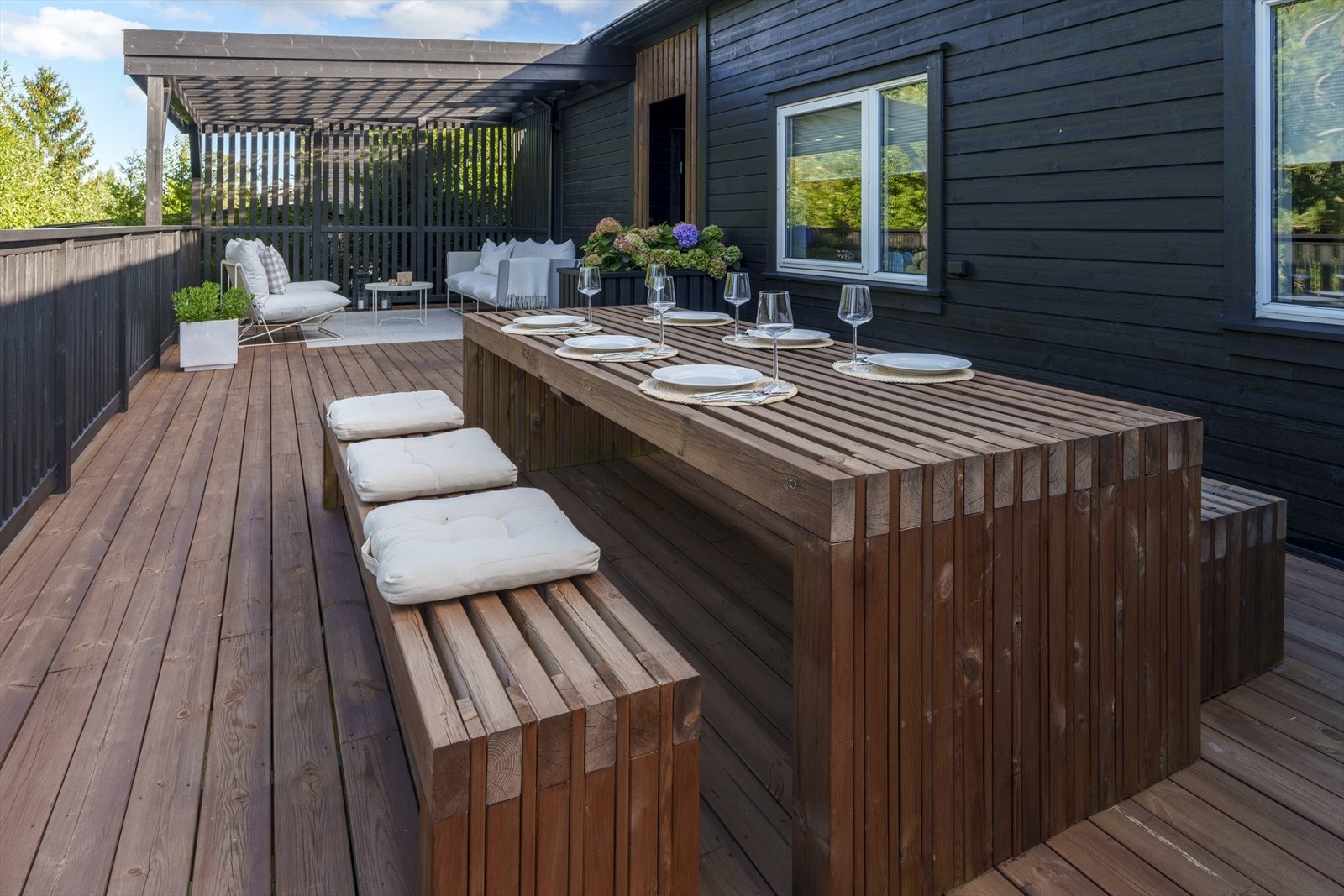 Størrelsen gir ulike soner, og verandaen har en fin pergola med stor spilevegg. Galleribilde