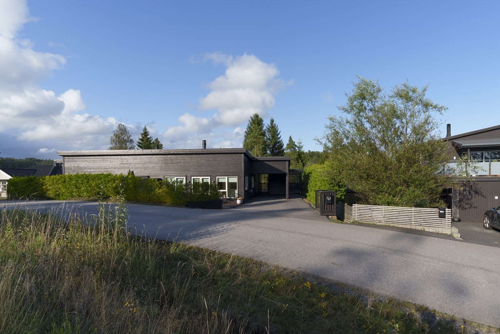 Området oppleves tilbaketrukket, der huset har en god plassering i en stille og rolig blindvei. Galleribilde