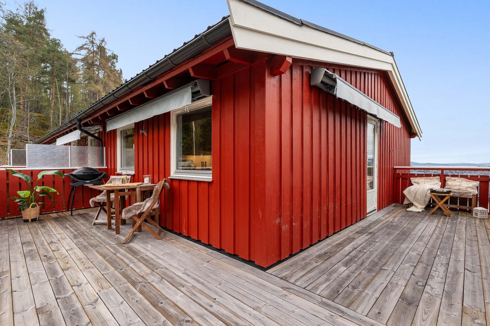 Fra stuen er det direktue utgang til en stor og luftig altan på hele 25 kvm. Galleribilde