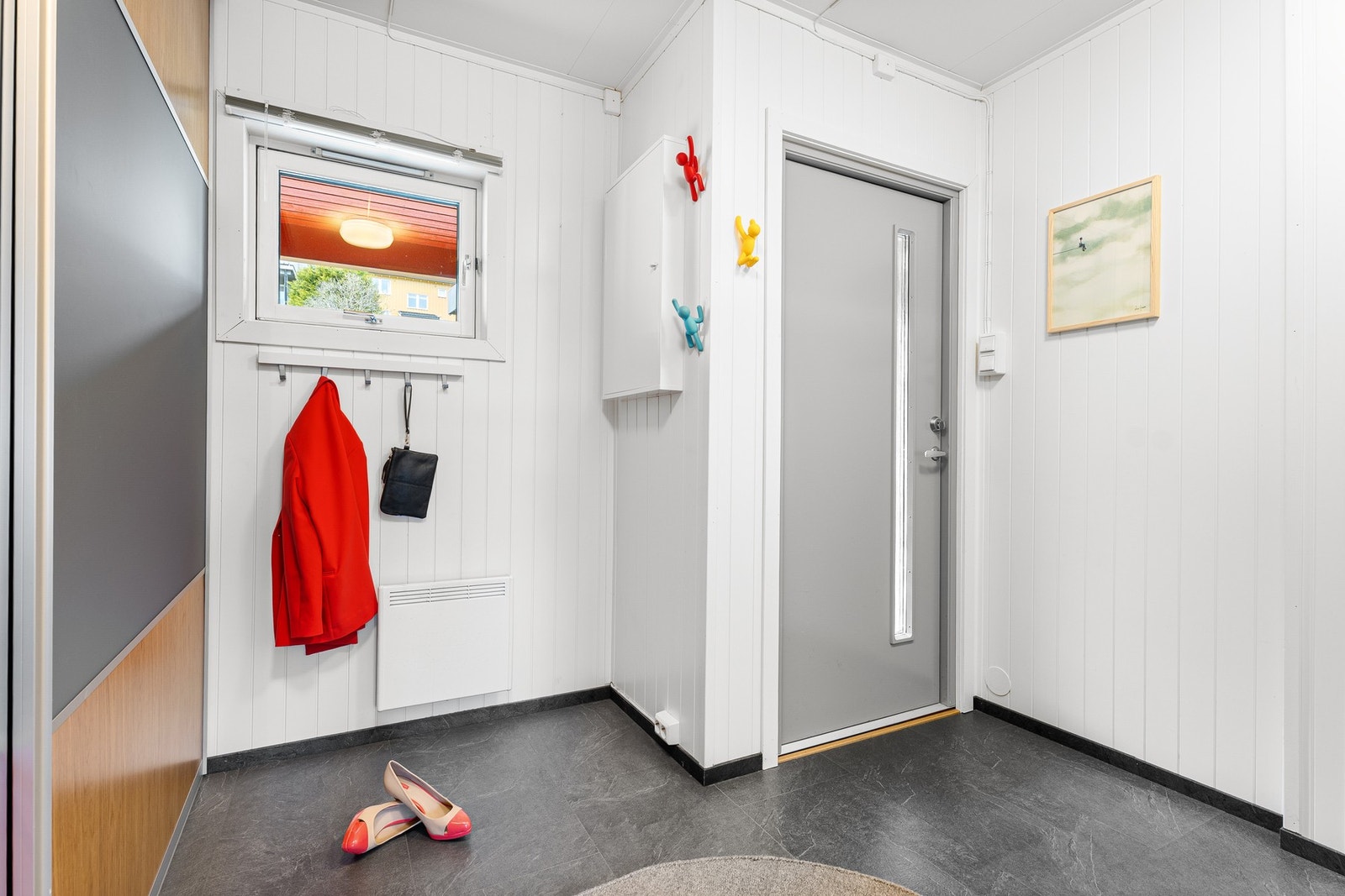 Skyvedørsgarderobe med god plass til sko og yttertøy. Galleribilde