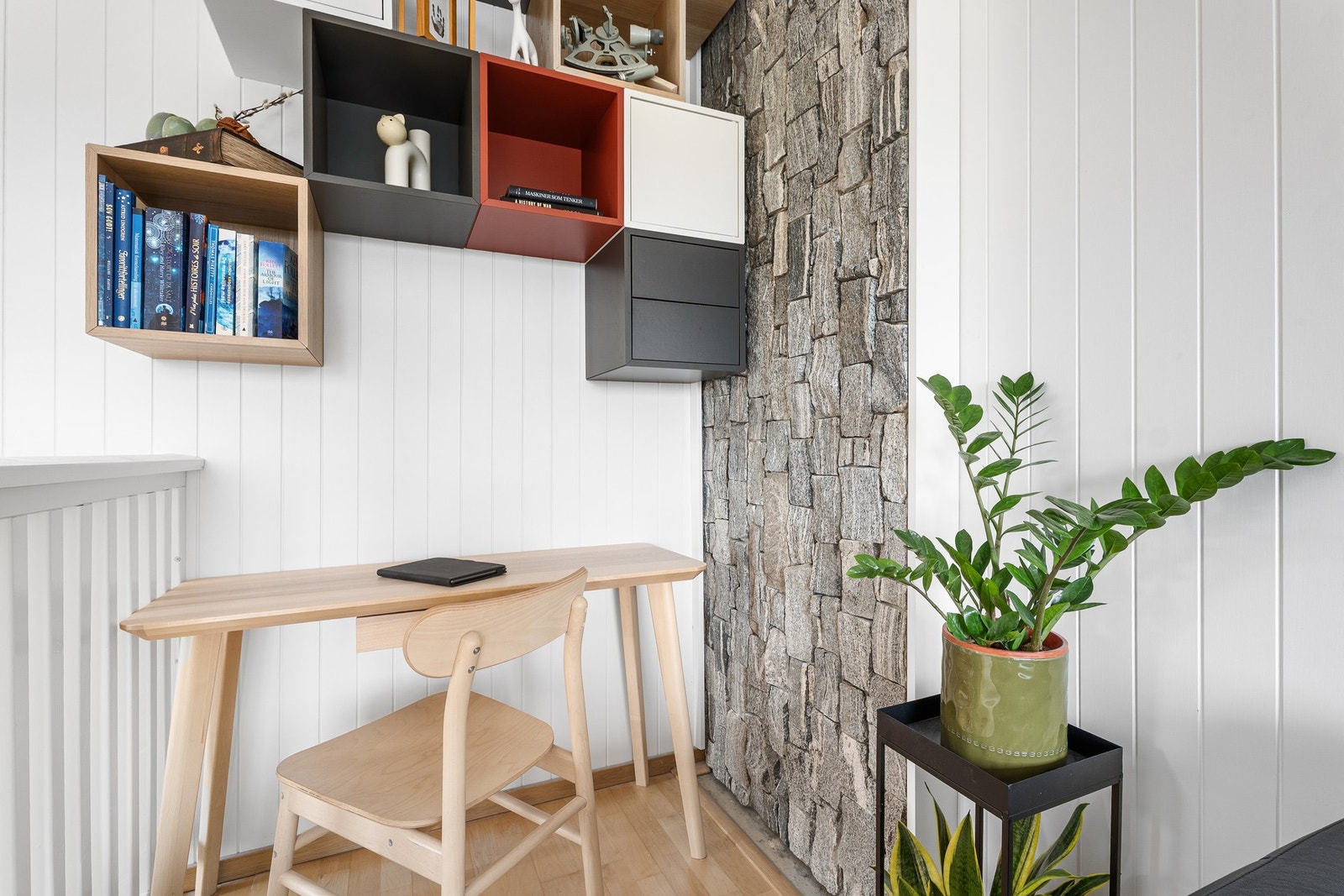 I hjørnet på stuen er det plass til skrivebord, en bokhylle eller en god lenestol. Galleribilde