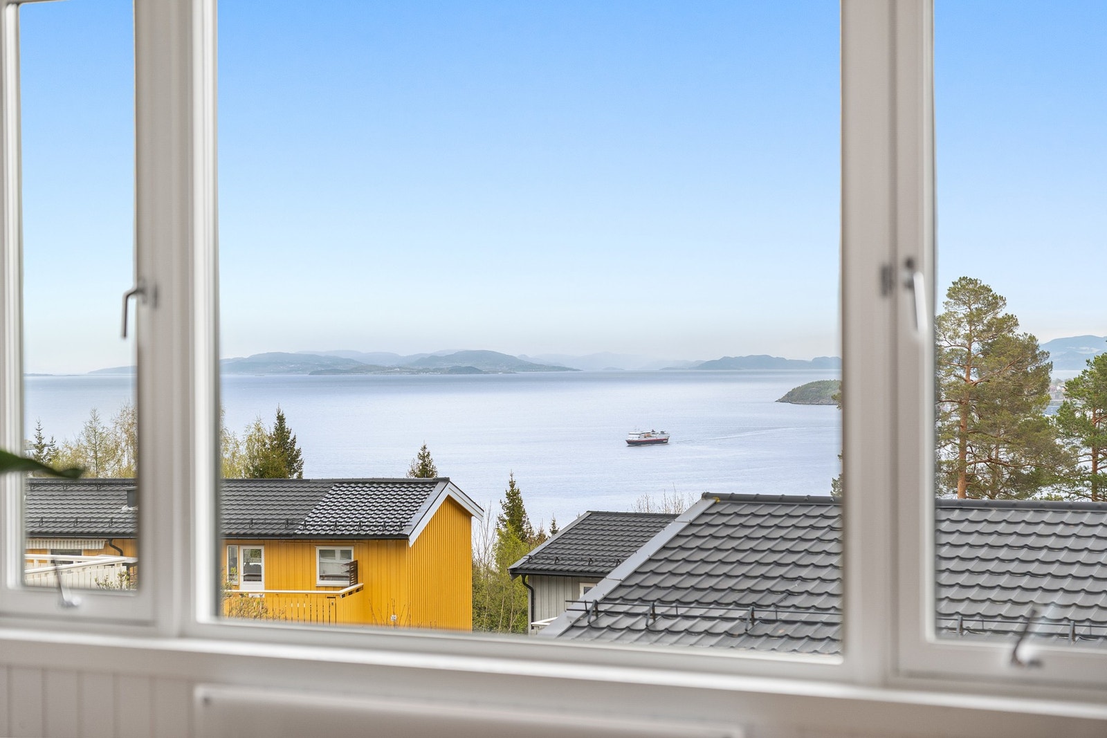 Fra stuen har du fantastisk utsikt mot fjorden. Galleribilde