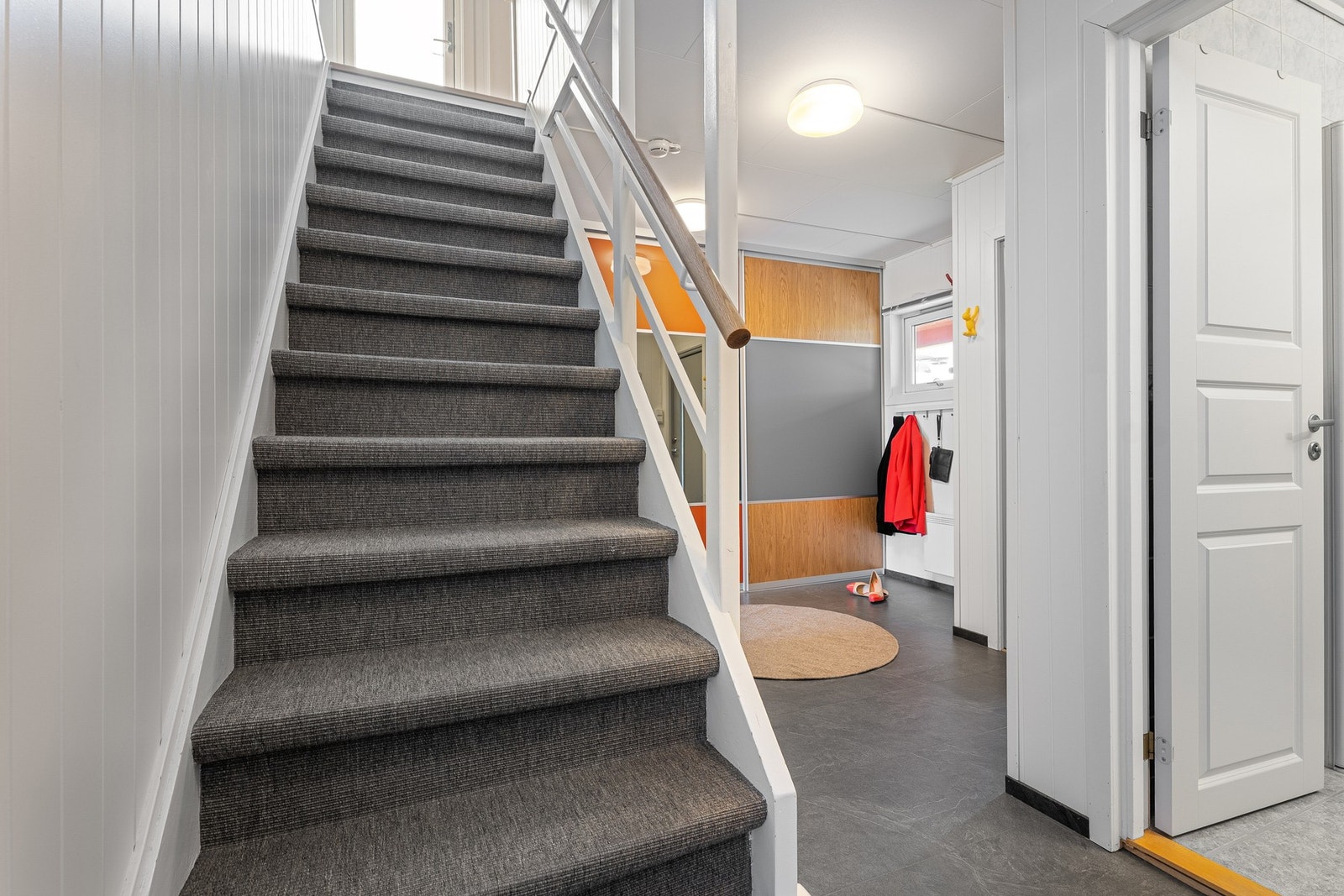 Nede i 1. etasje er to soverom og bad samlet på samme plan. Galleribilde